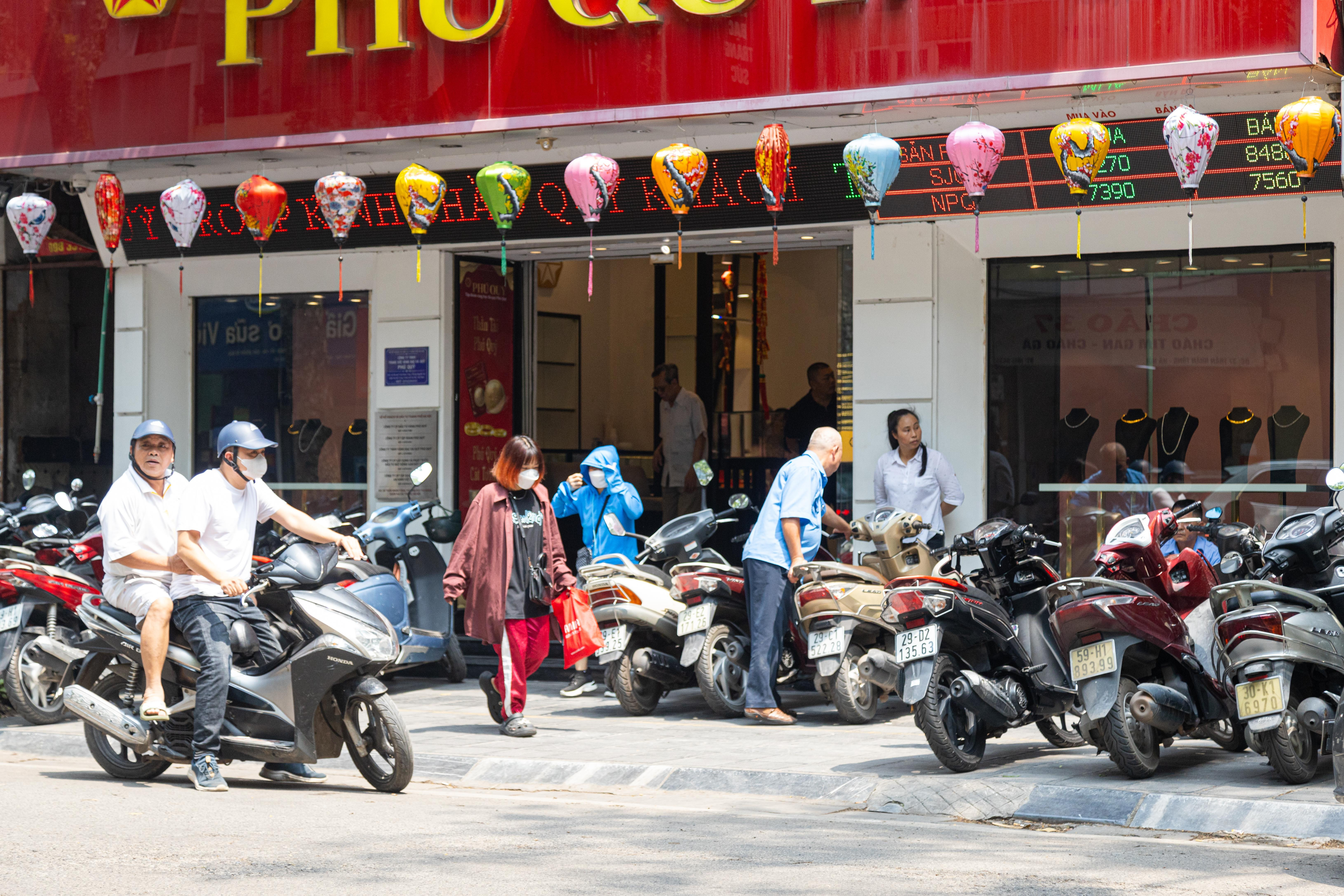 Thị trường trầm lắng, cửa hàng vẫn tạm ngưng bán vàng miếng, vàng nhẫn - 9