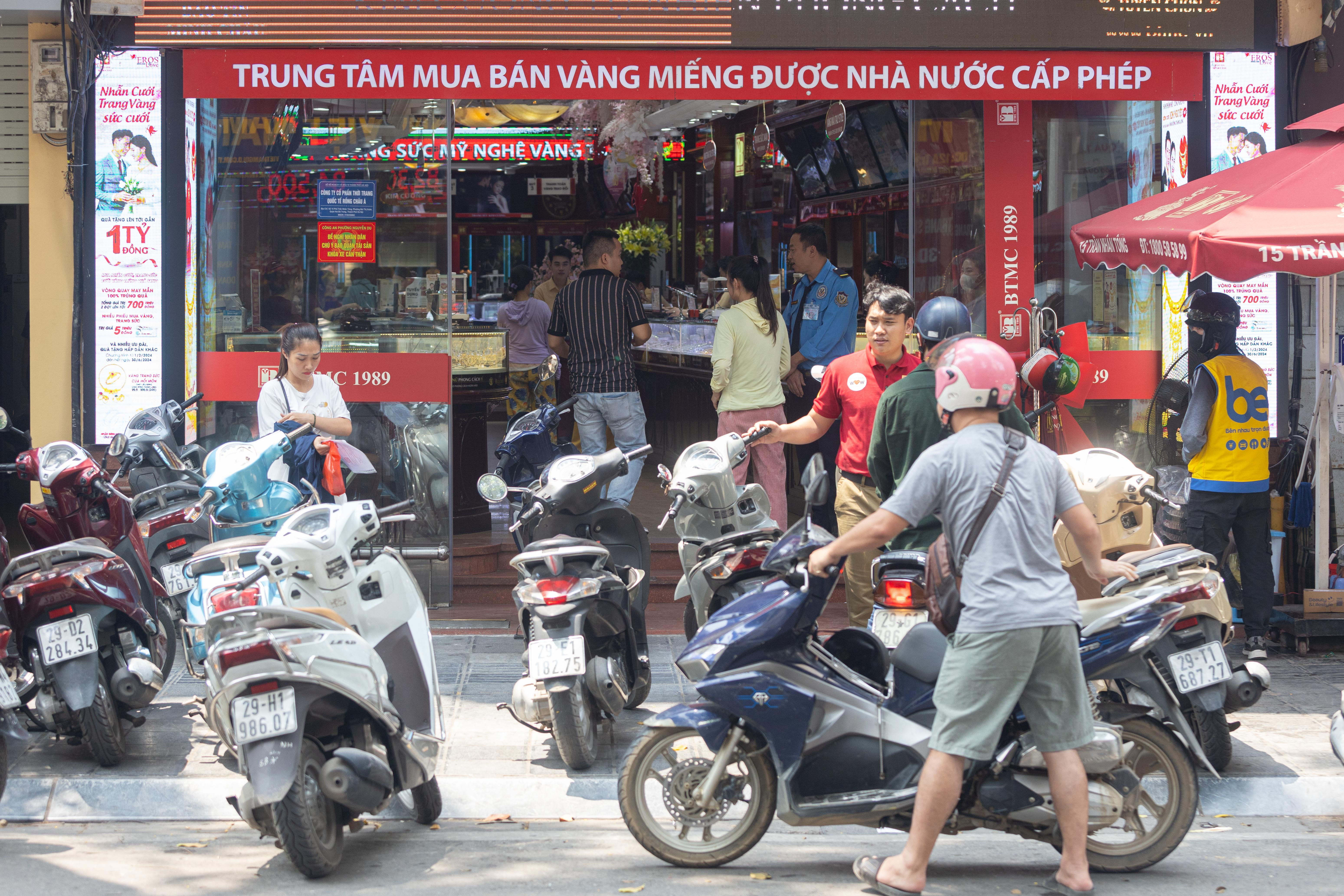 Thị trường trầm lắng, cửa hàng vẫn tạm ngưng bán vàng miếng, vàng nhẫn - 6