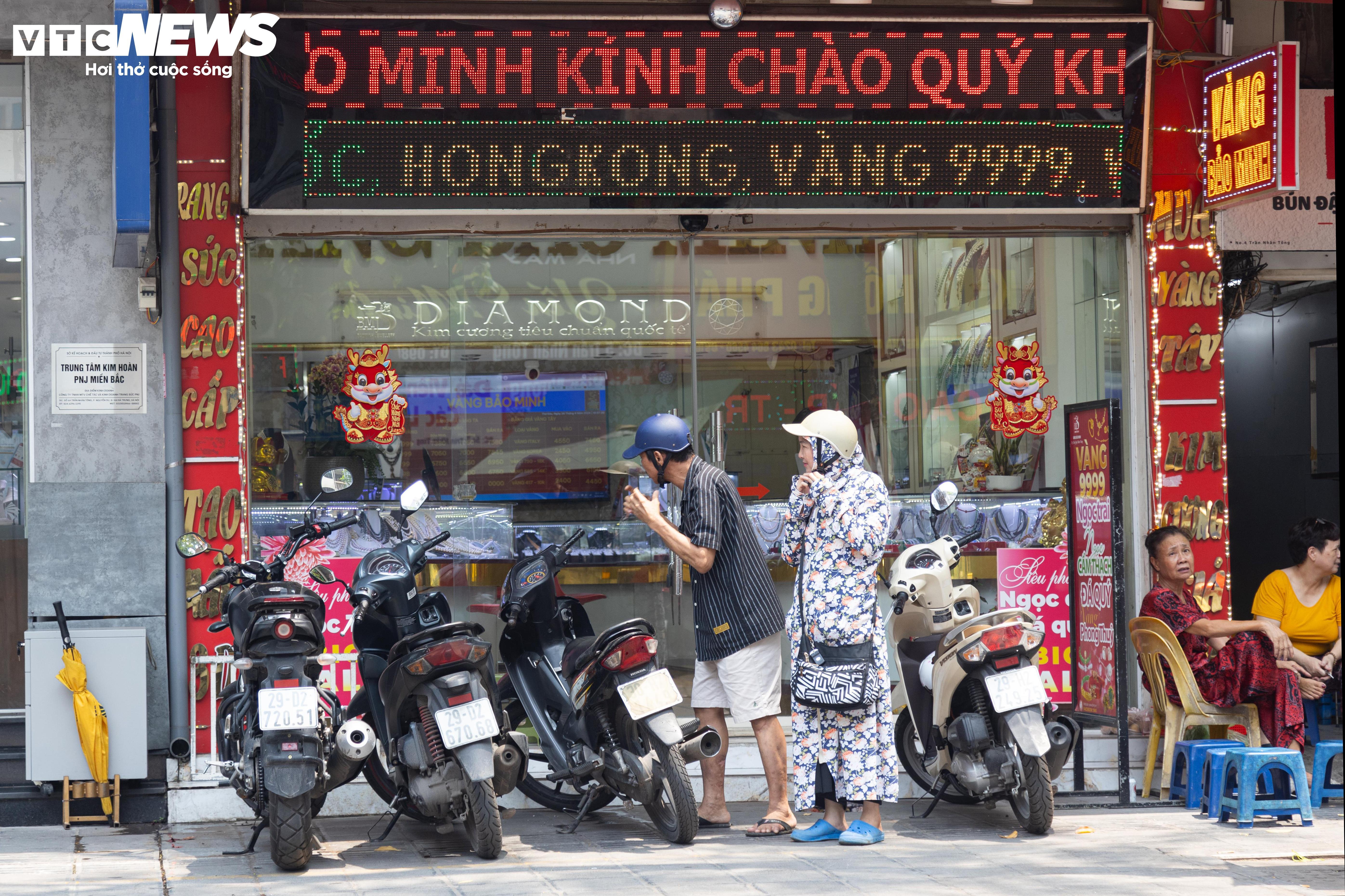 Thị trường trầm lắng, cửa hàng vẫn tạm ngưng bán vàng miếng, vàng nhẫn - 8