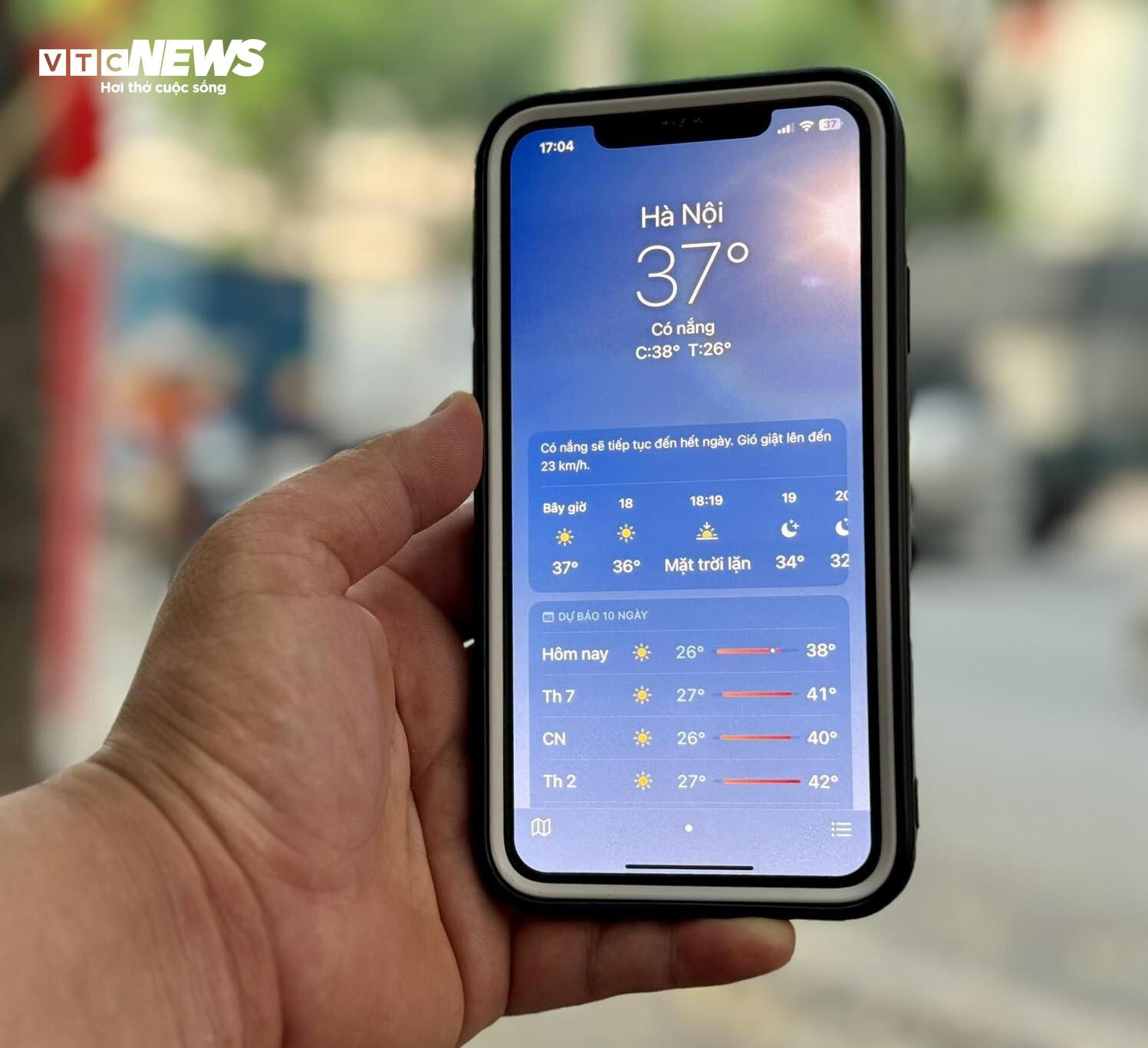 Hành khách vạ vật dưới nắng nóng 37 độ C bắt xe về quê nghỉ lễ - 3