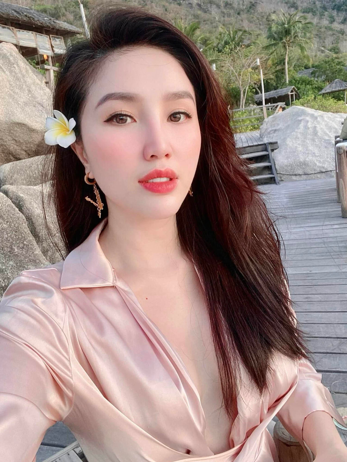 Sao Việt 27/4: Đông Nhi khoe bụng bầu, Bảo Anh lộ diện sau khi công khai con gái - 5