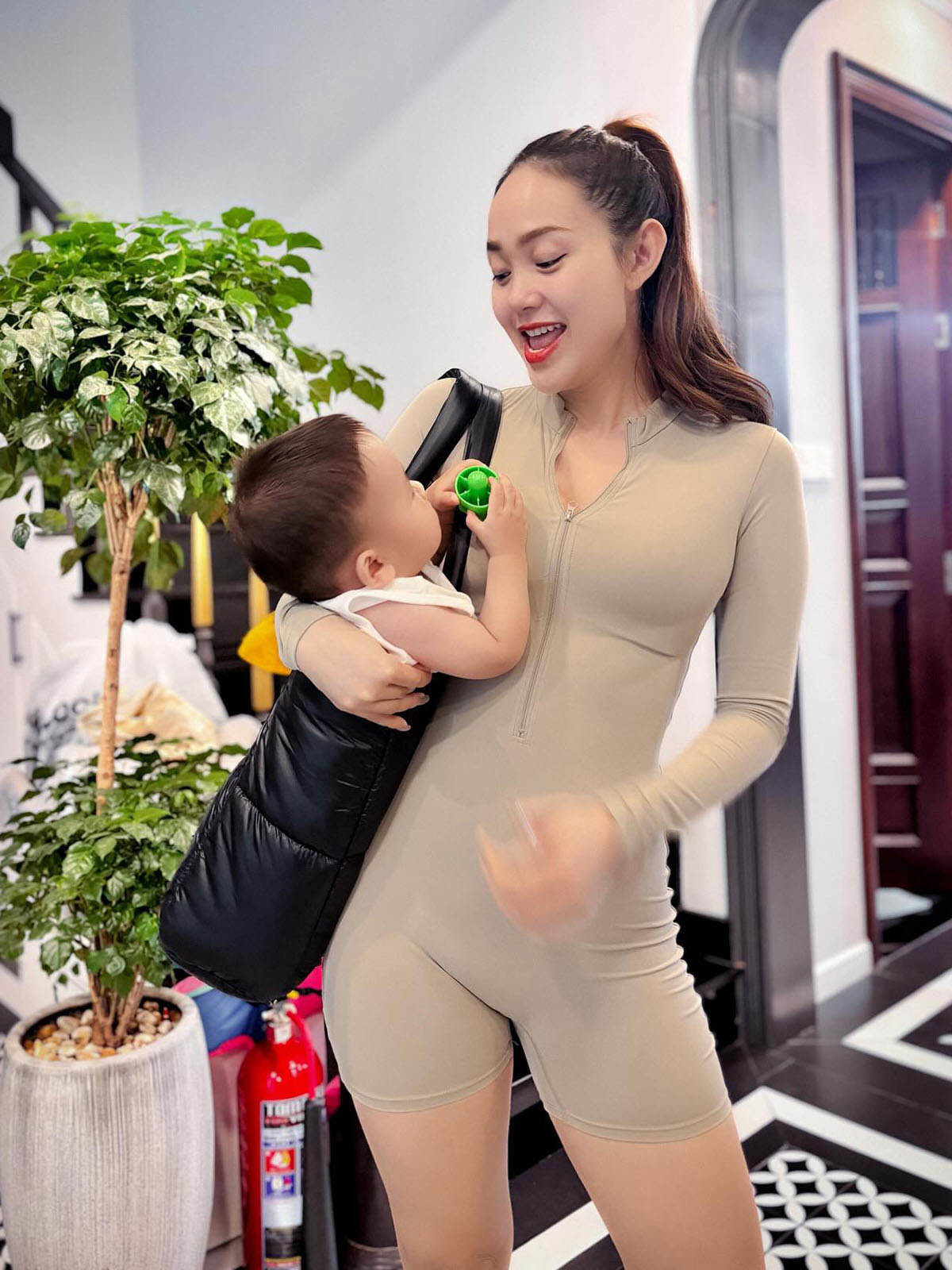 Sao Việt 27/4: Đông Nhi khoe bụng bầu, Bảo Anh lộ diện sau khi công khai con gái - 10