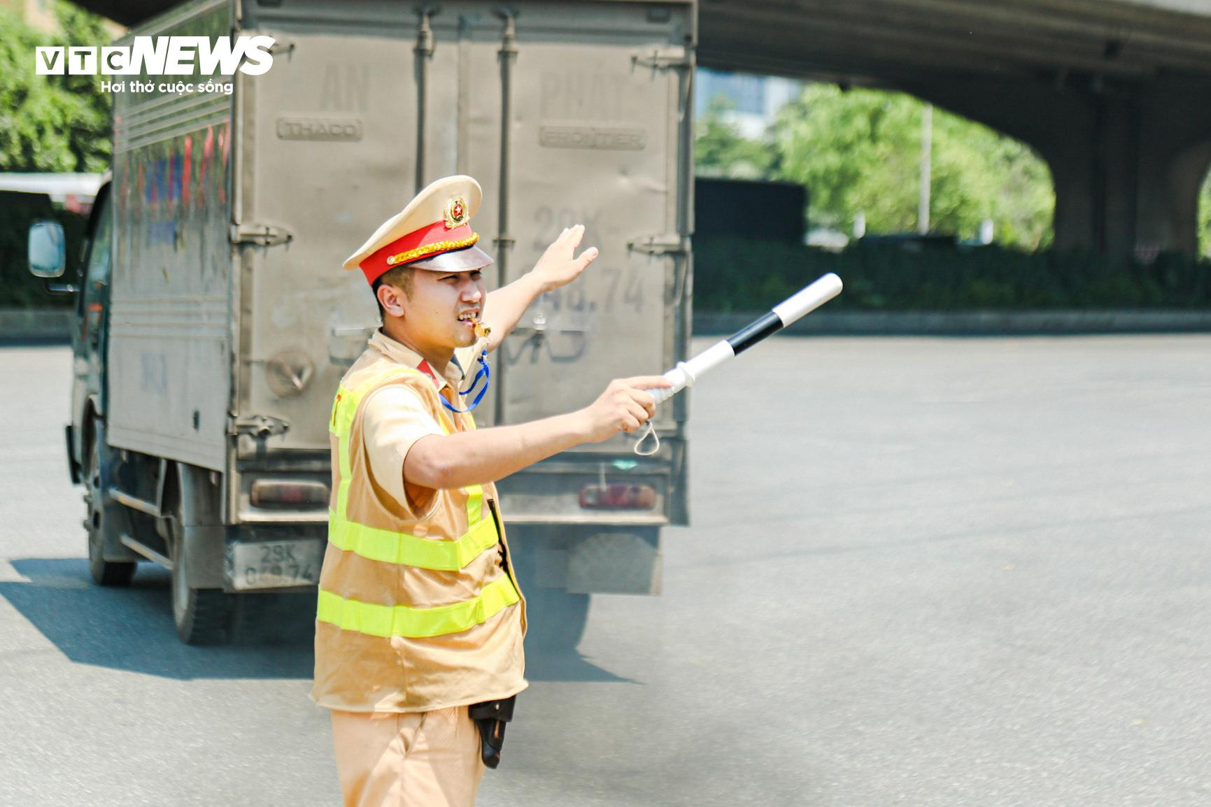 CSGT Hà Nội phơi mình dưới nắng gắt hướng dẫn người dân về quê nghỉ lễ - 4