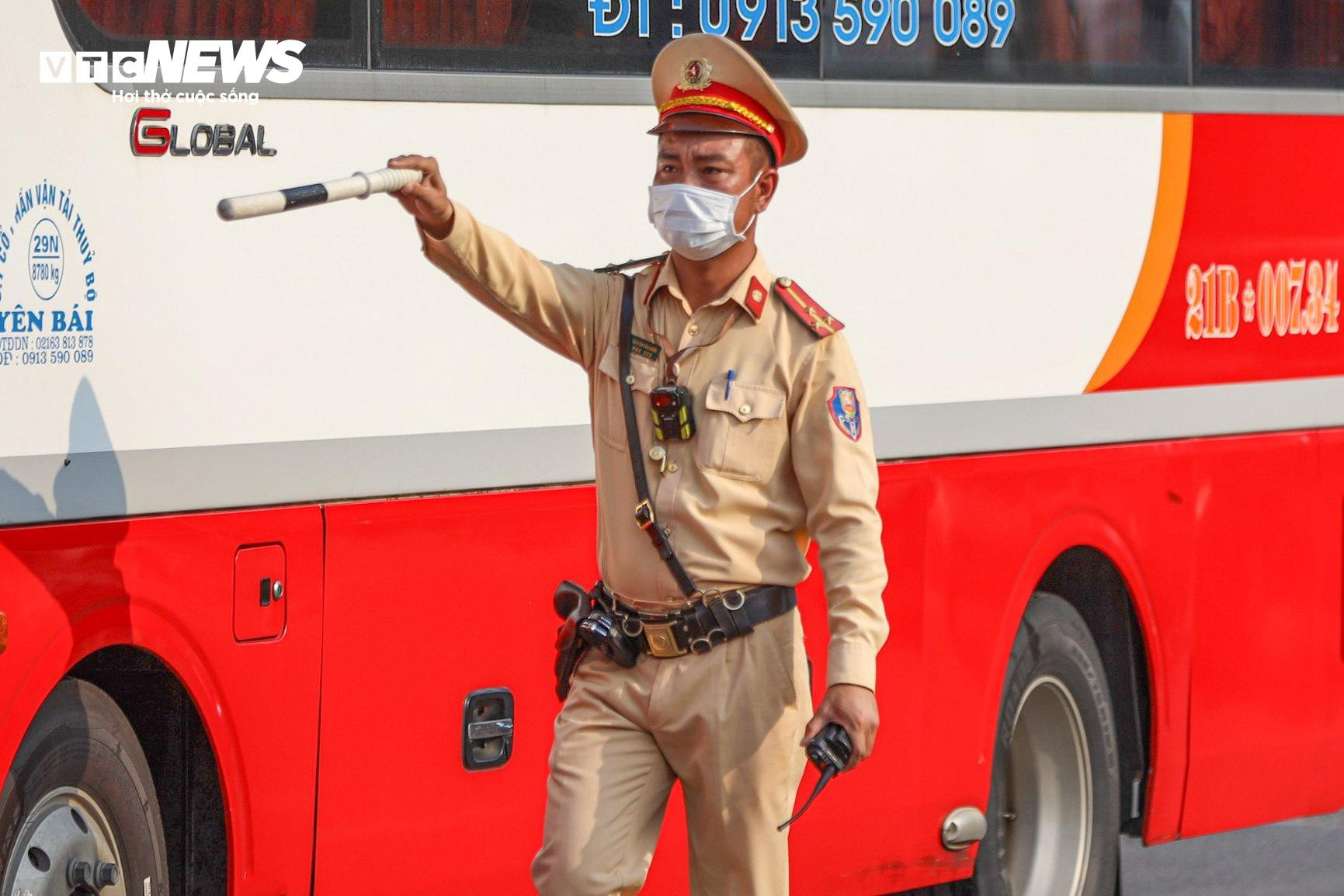 CSGT Hà Nội phơi mình dưới nắng gắt hướng dẫn người dân về quê nghỉ lễ - 8