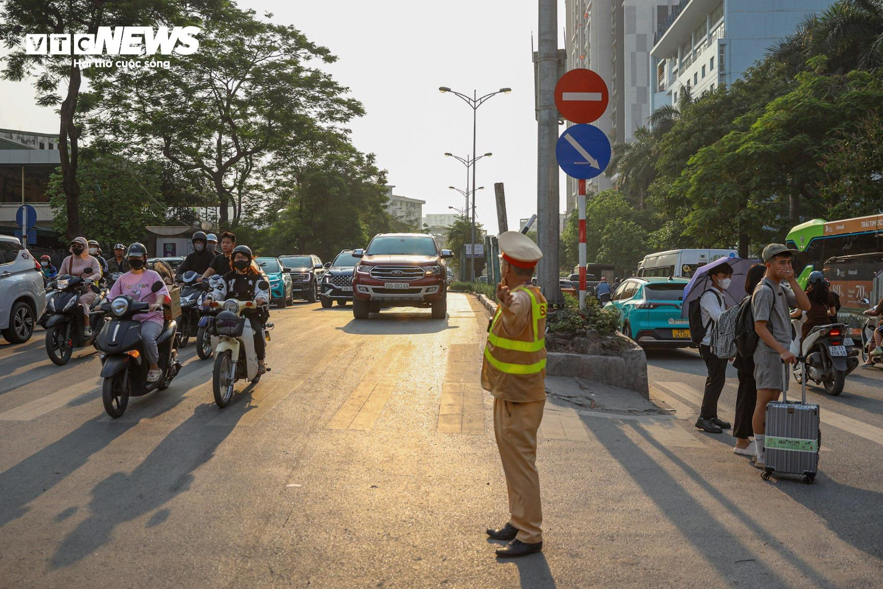 CSGT Hà Nội phơi mình dưới nắng gắt hướng dẫn người dân về quê nghỉ lễ - 11