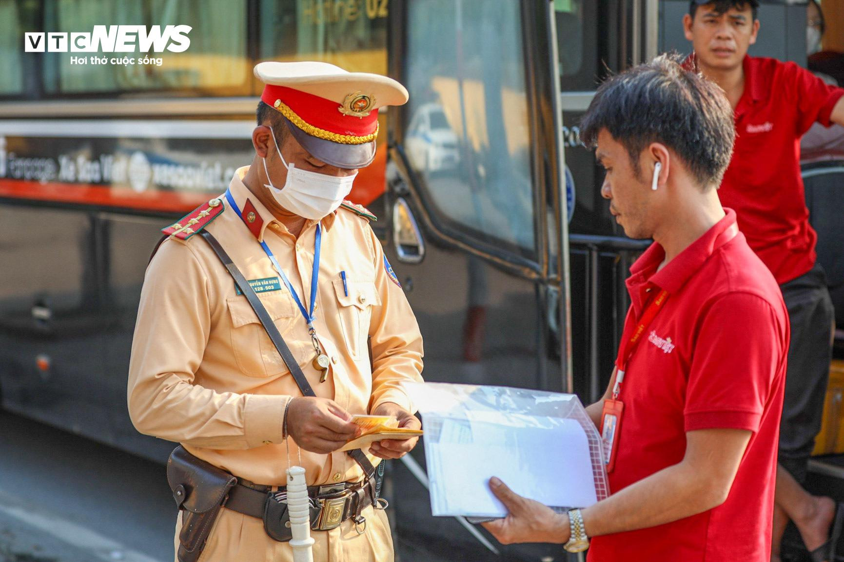 CSGT Hà Nội phơi mình dưới nắng gắt hướng dẫn người dân về quê nghỉ lễ - 7