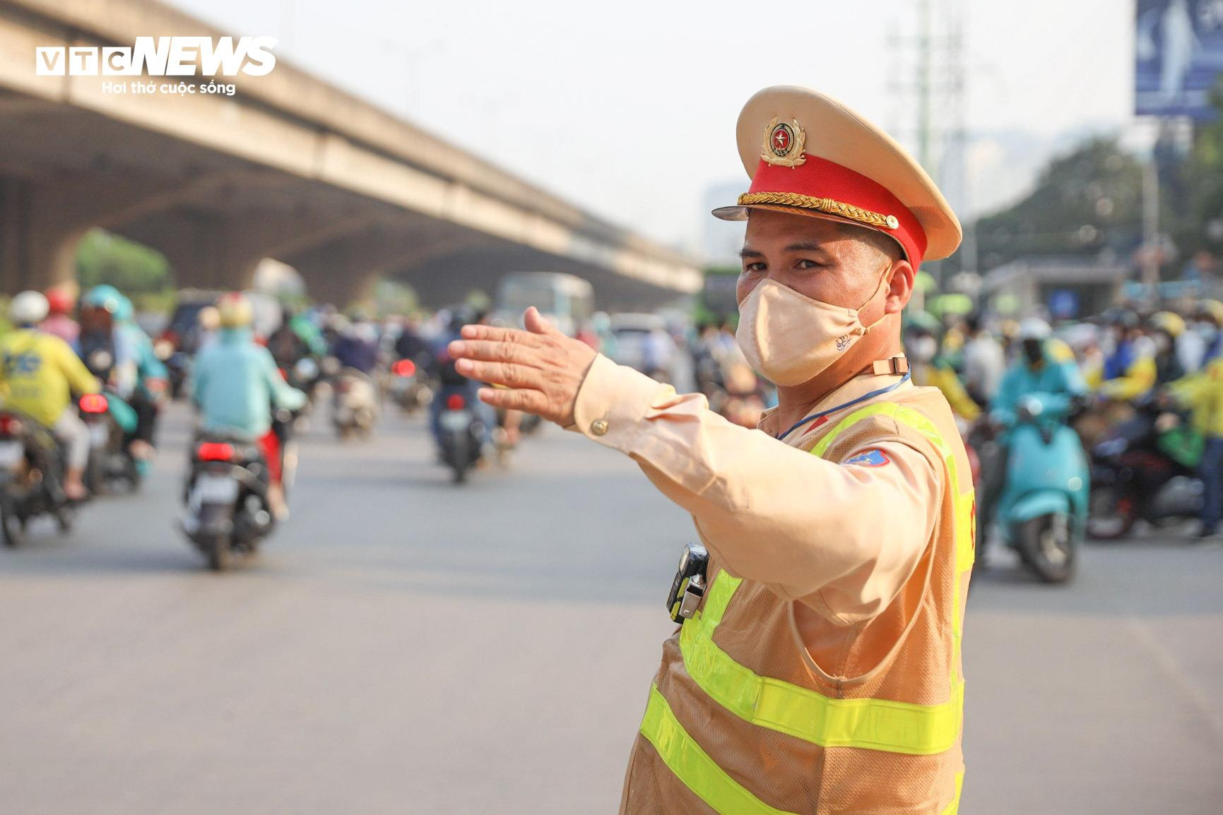 CSGT Hà Nội phơi mình dưới nắng gắt hướng dẫn người dân về quê nghỉ lễ - 9