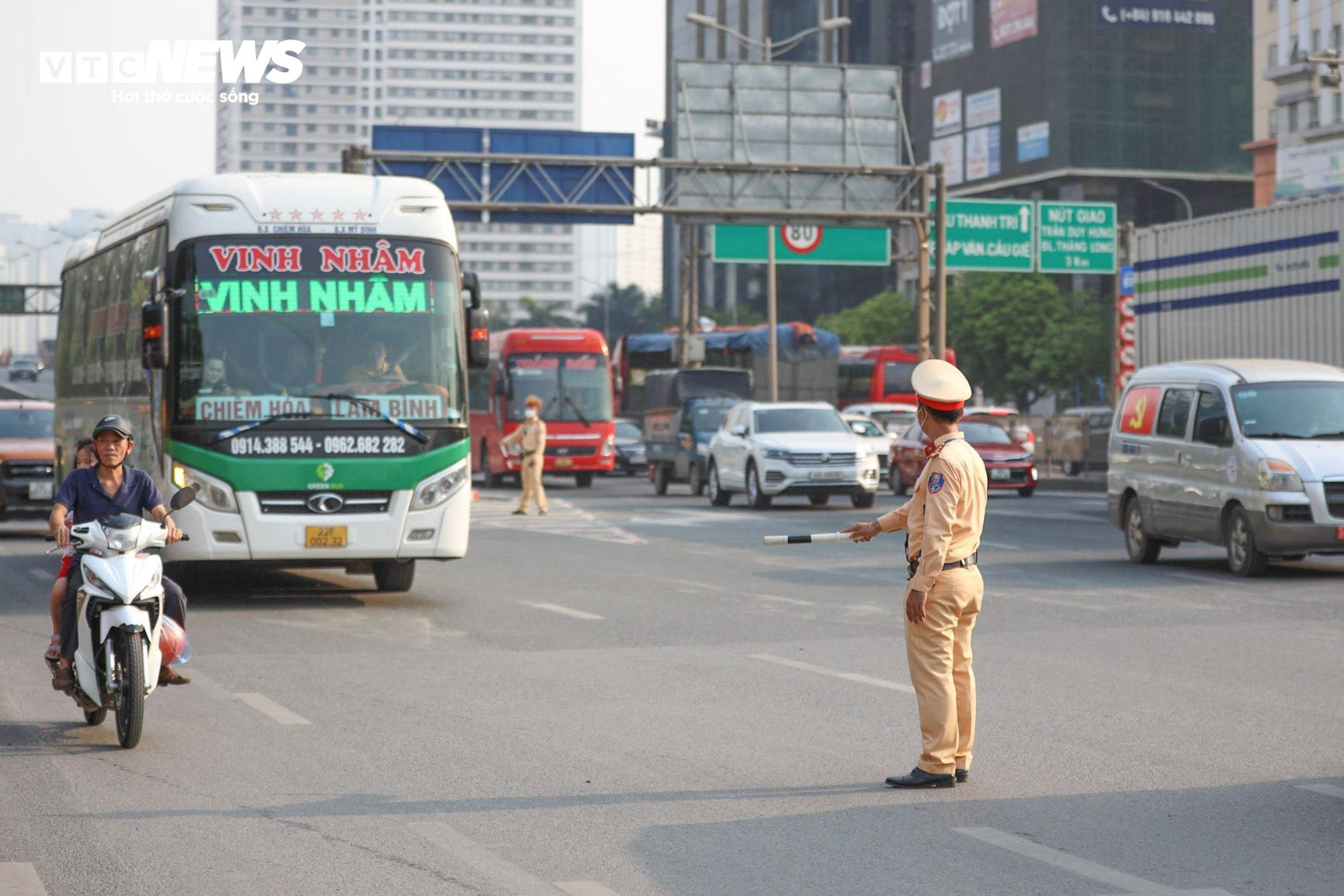 CSGT Hà Nội phơi mình dưới nắng gắt hướng dẫn người dân về quê nghỉ lễ - 1