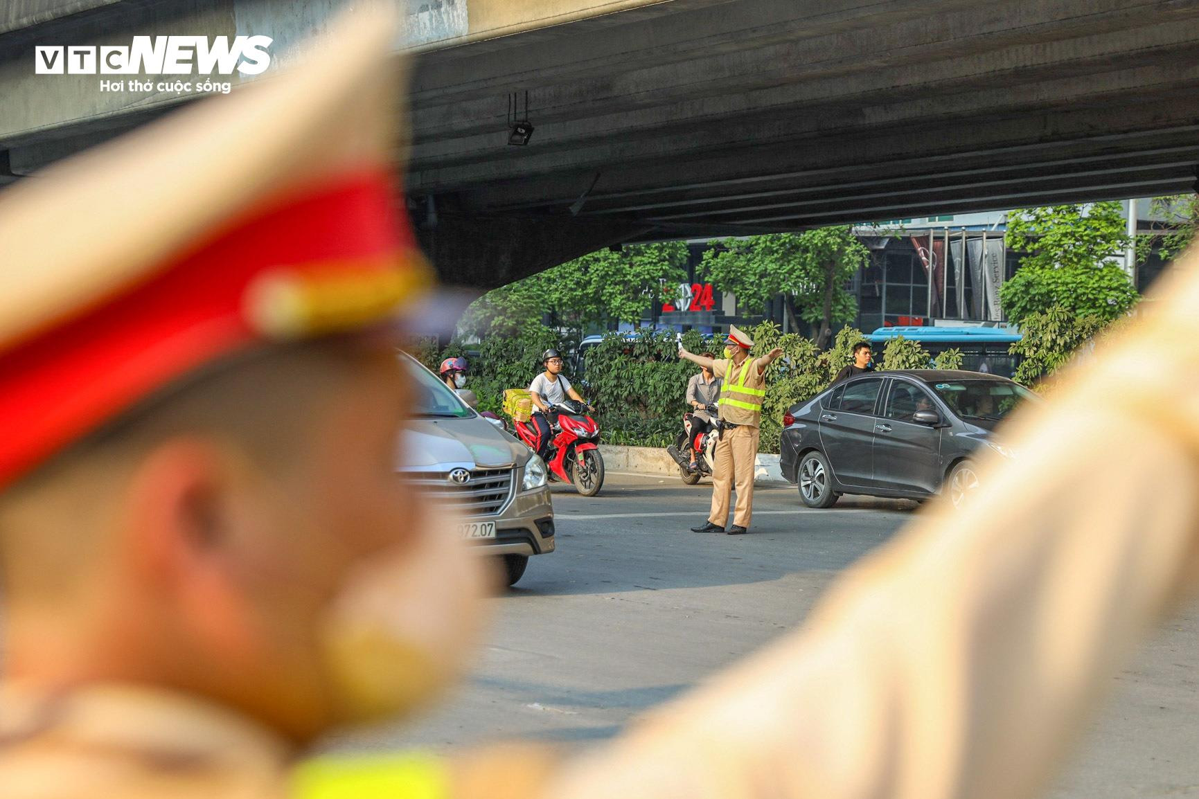 CSGT Hà Nội phơi mình dưới nắng gắt hướng dẫn người dân về quê nghỉ lễ - 2