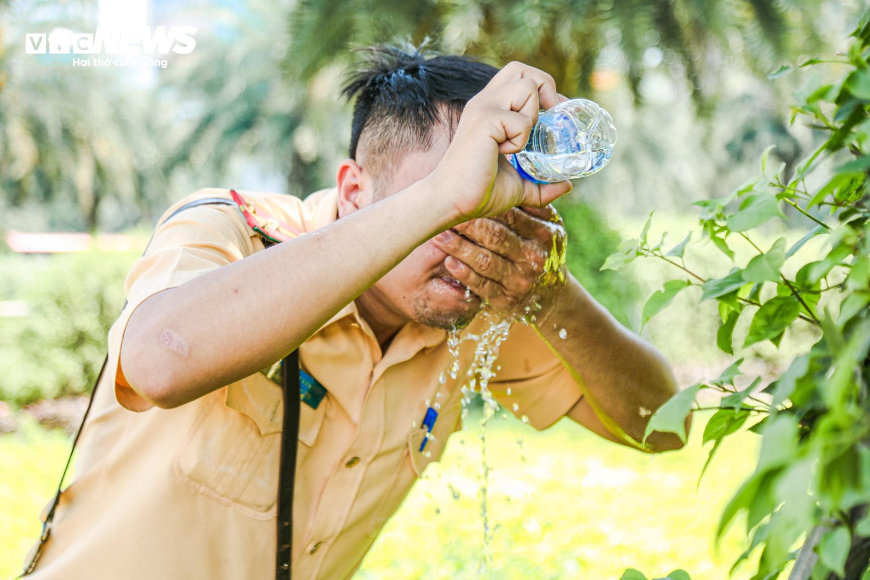 CSGT Hà Nội phơi mình dưới nắng gắt hướng dẫn người dân về quê nghỉ lễ - 5