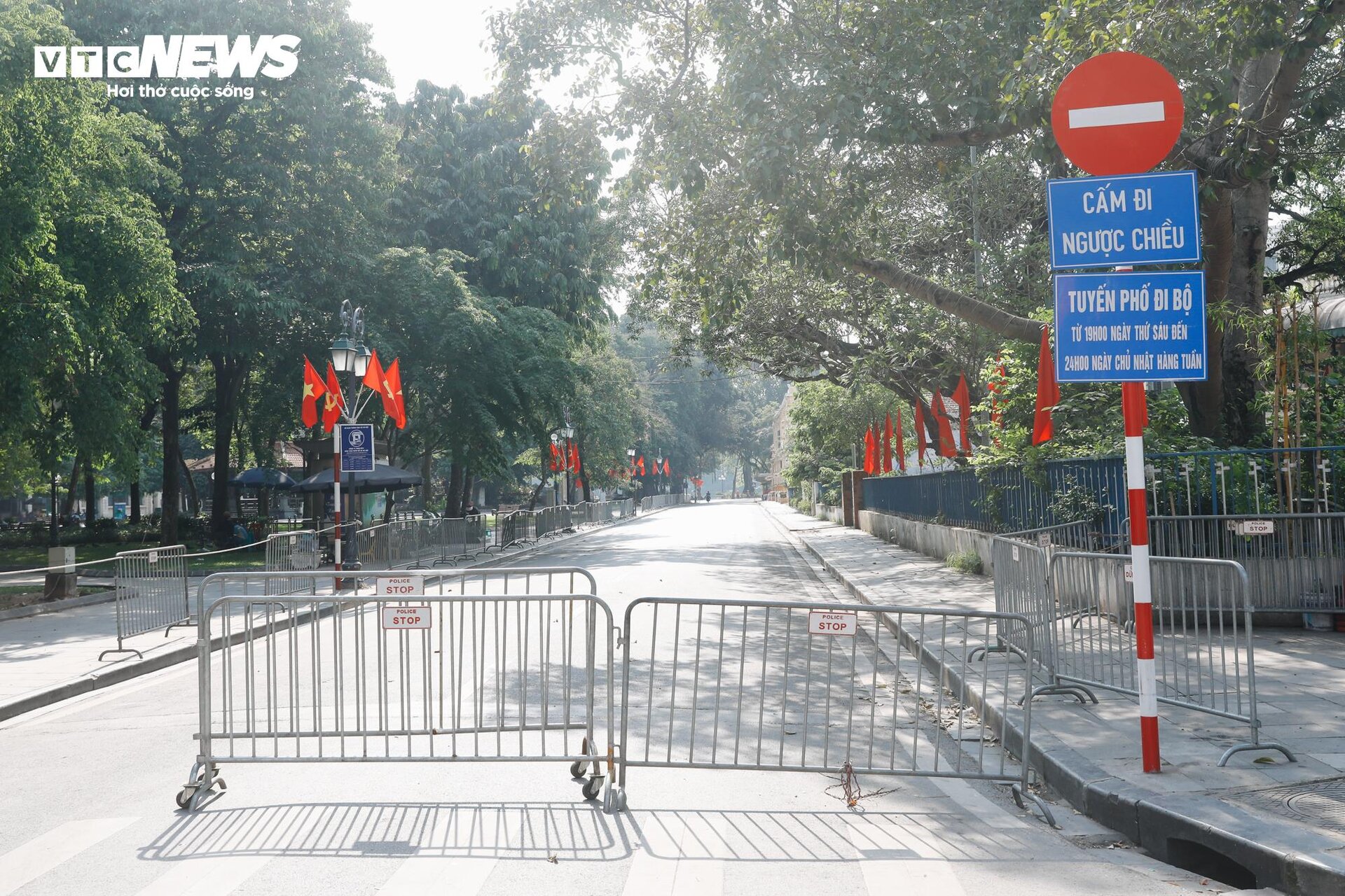 Cảnh tượng khác lạ tại phố đi bộ Hà Nội trong ngày đầu nghỉ lễ - 1