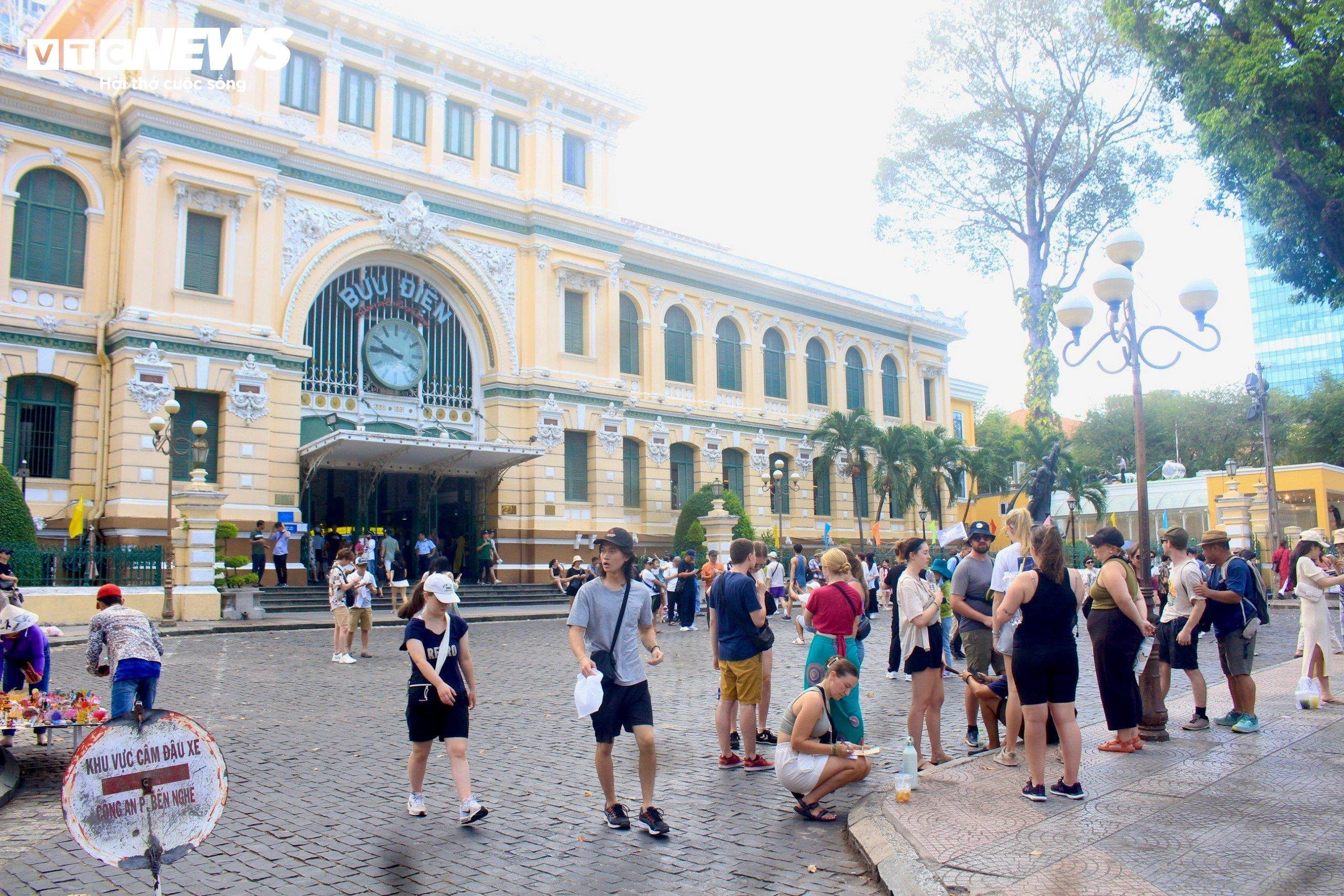 Các điểm du lịch ngày đầu nghỉ lễ: Nơi đông vui, chỗ vắng vẻ - 14