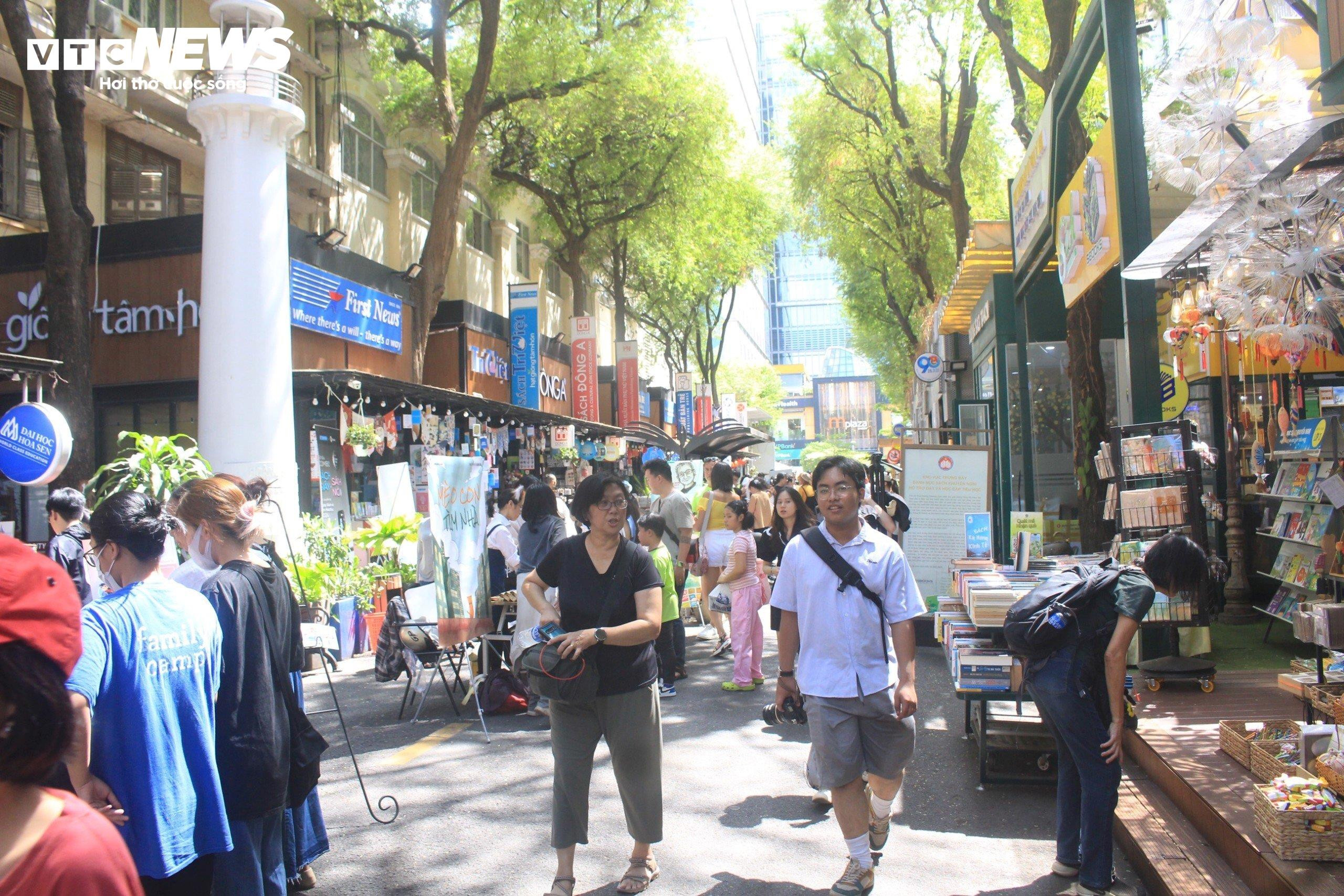 Các điểm du lịch ngày đầu nghỉ lễ: Nơi đông vui, chỗ vắng vẻ - 16