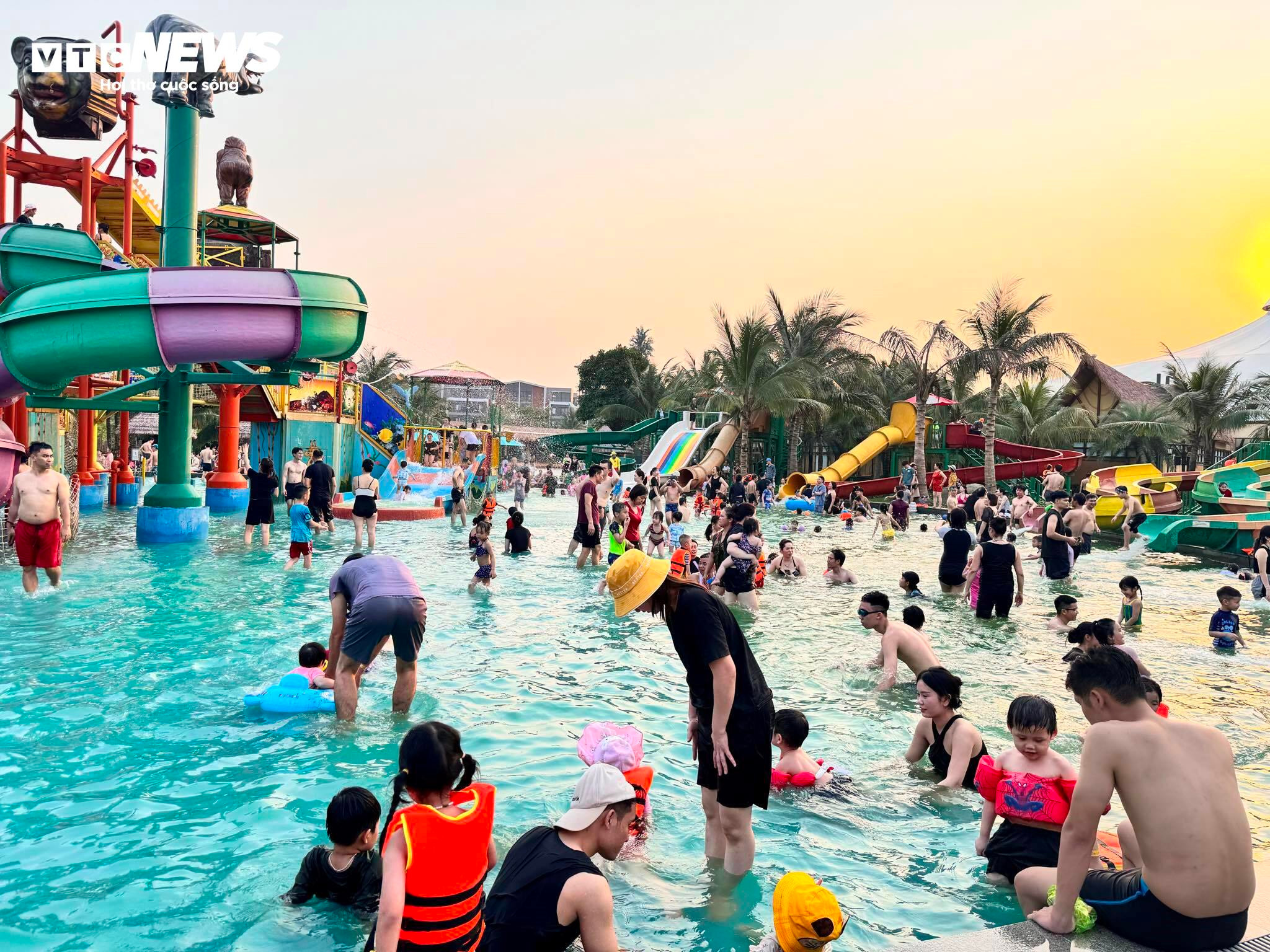 Các điểm du lịch ngày đầu nghỉ lễ: Nơi đông vui, chỗ vắng vẻ - 19