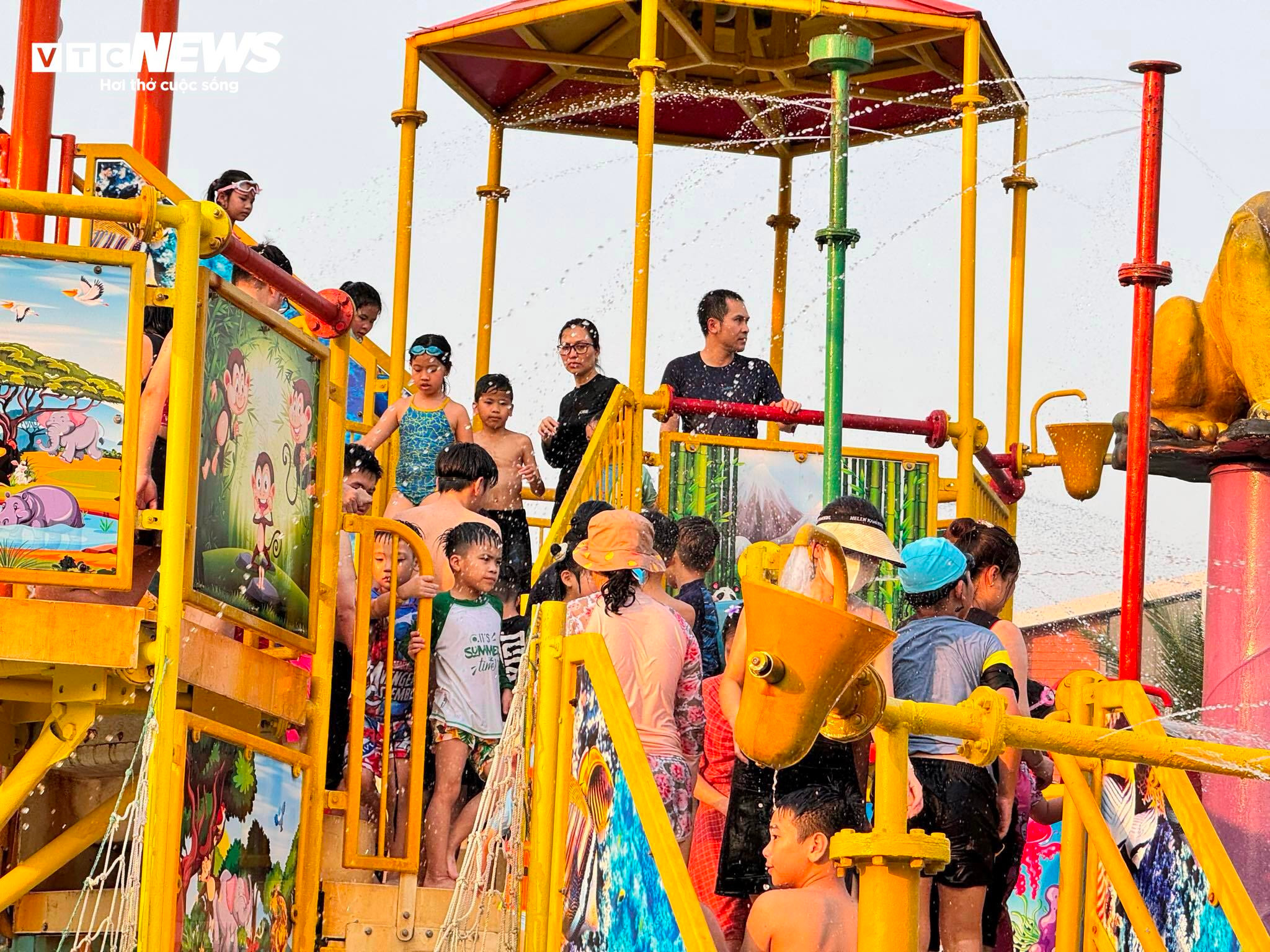 Các điểm du lịch ngày đầu nghỉ lễ: Nơi đông vui, chỗ vắng vẻ - 20