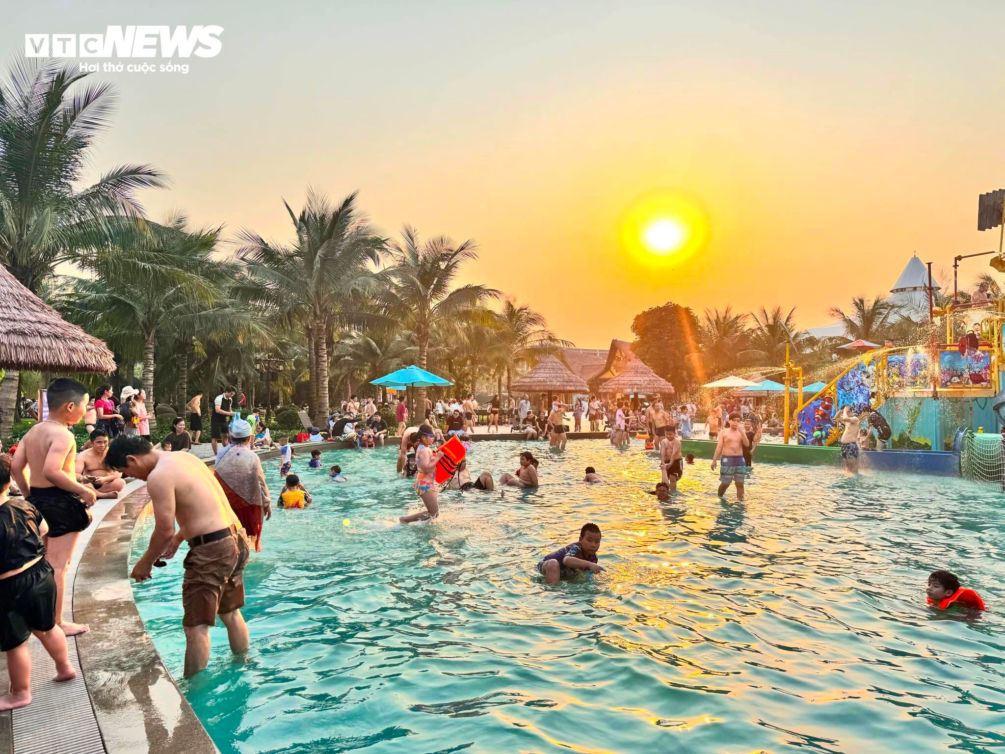 Các điểm du lịch ngày đầu nghỉ lễ: Nơi đông vui, chỗ vắng vẻ - 21