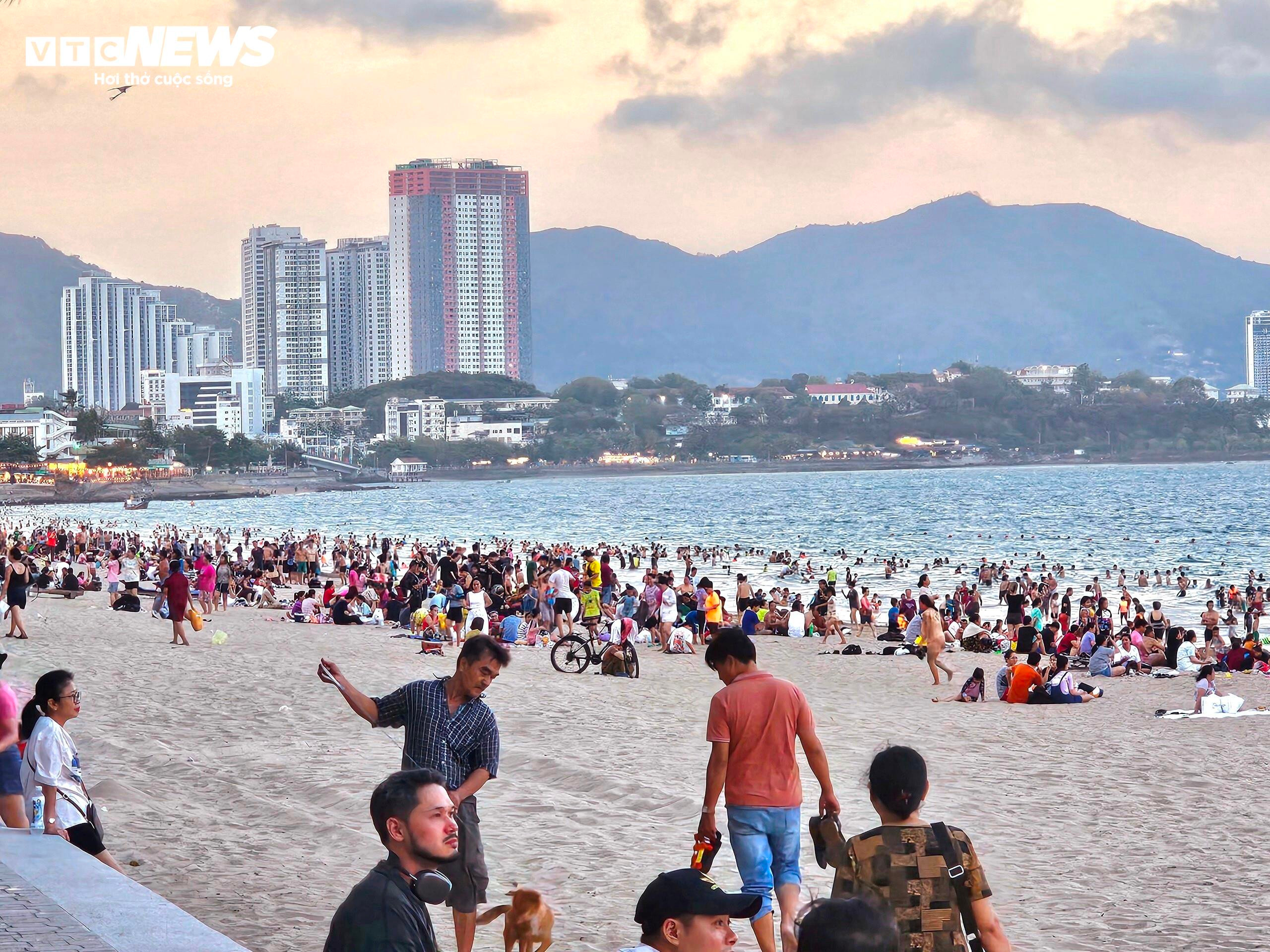 Các điểm du lịch ngày đầu nghỉ lễ: Nơi đông vui, chỗ vắng vẻ - 13