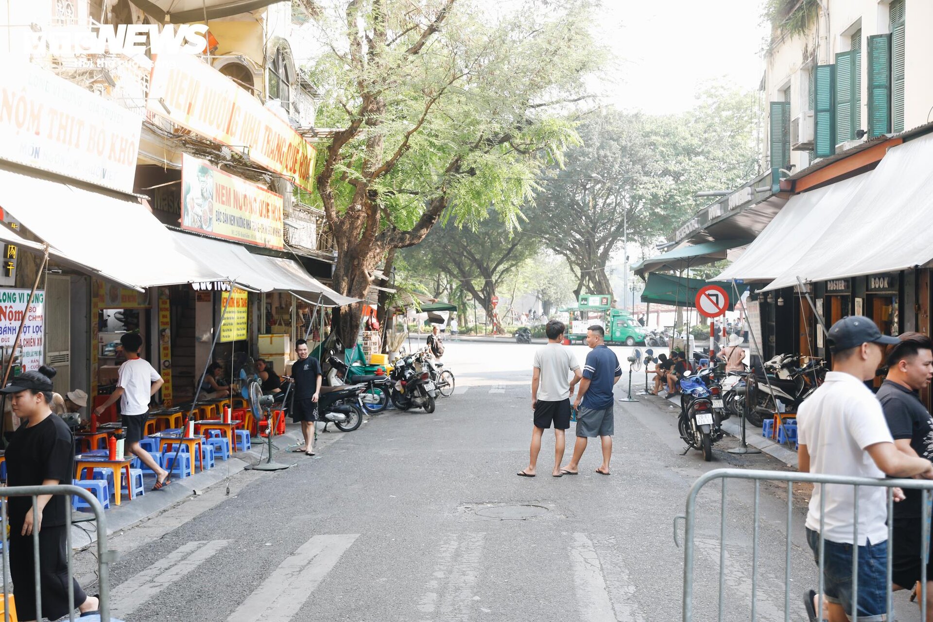 Cảnh tượng khác lạ tại phố đi bộ Hà Nội trong ngày đầu nghỉ lễ - 9