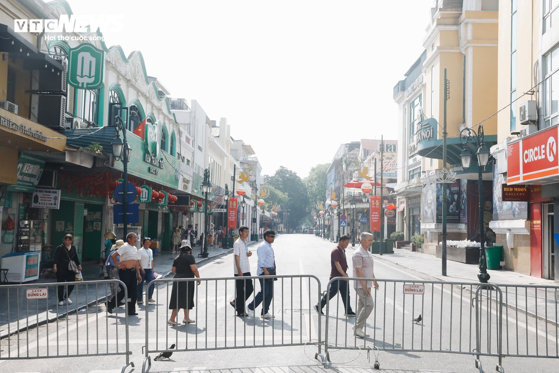 Cảnh tượng khác lạ tại phố đi bộ Hà Nội trong ngày đầu nghỉ lễ - 11
