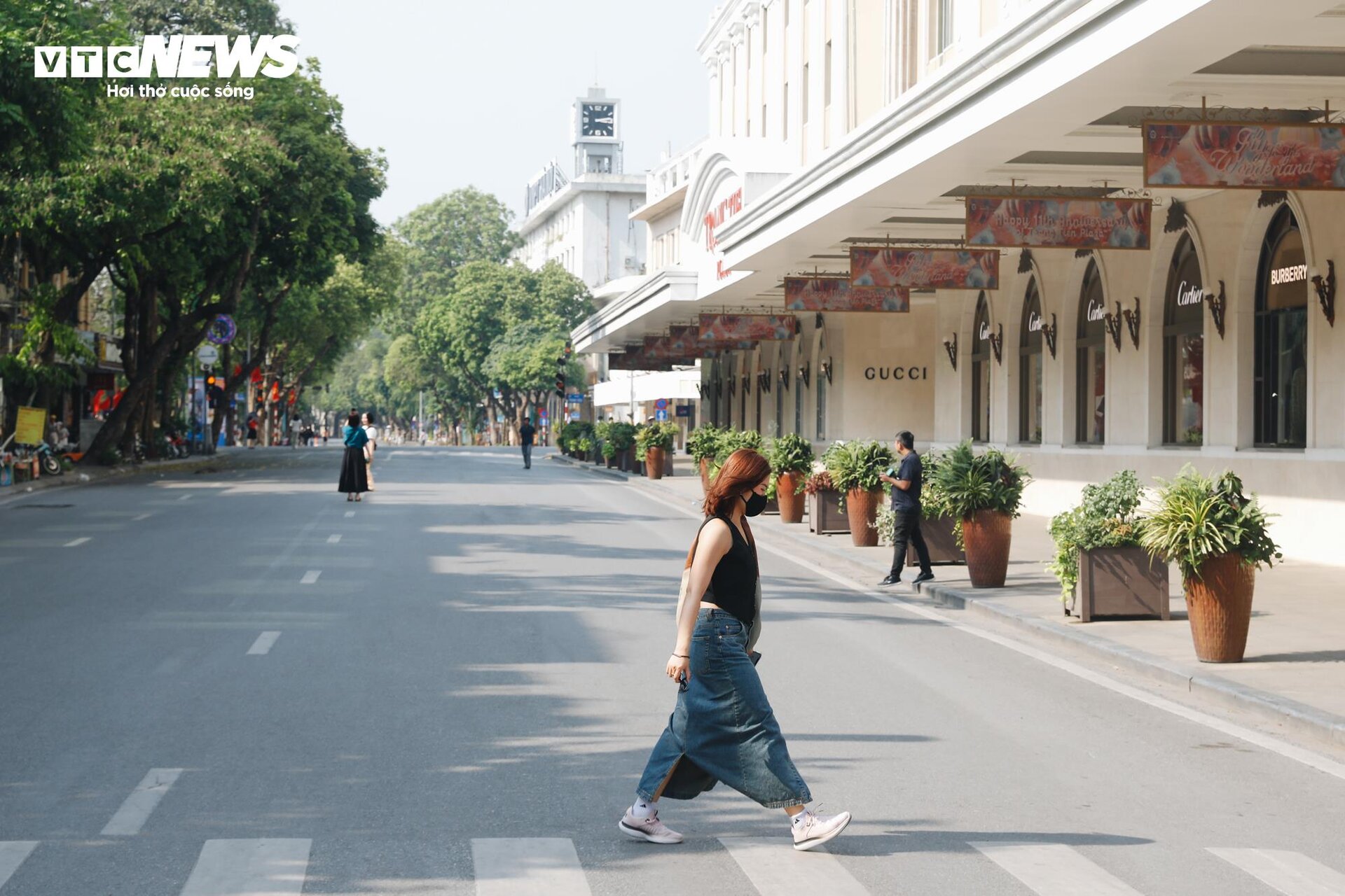 Cảnh tượng khác lạ tại phố đi bộ Hà Nội trong ngày đầu nghỉ lễ - 12