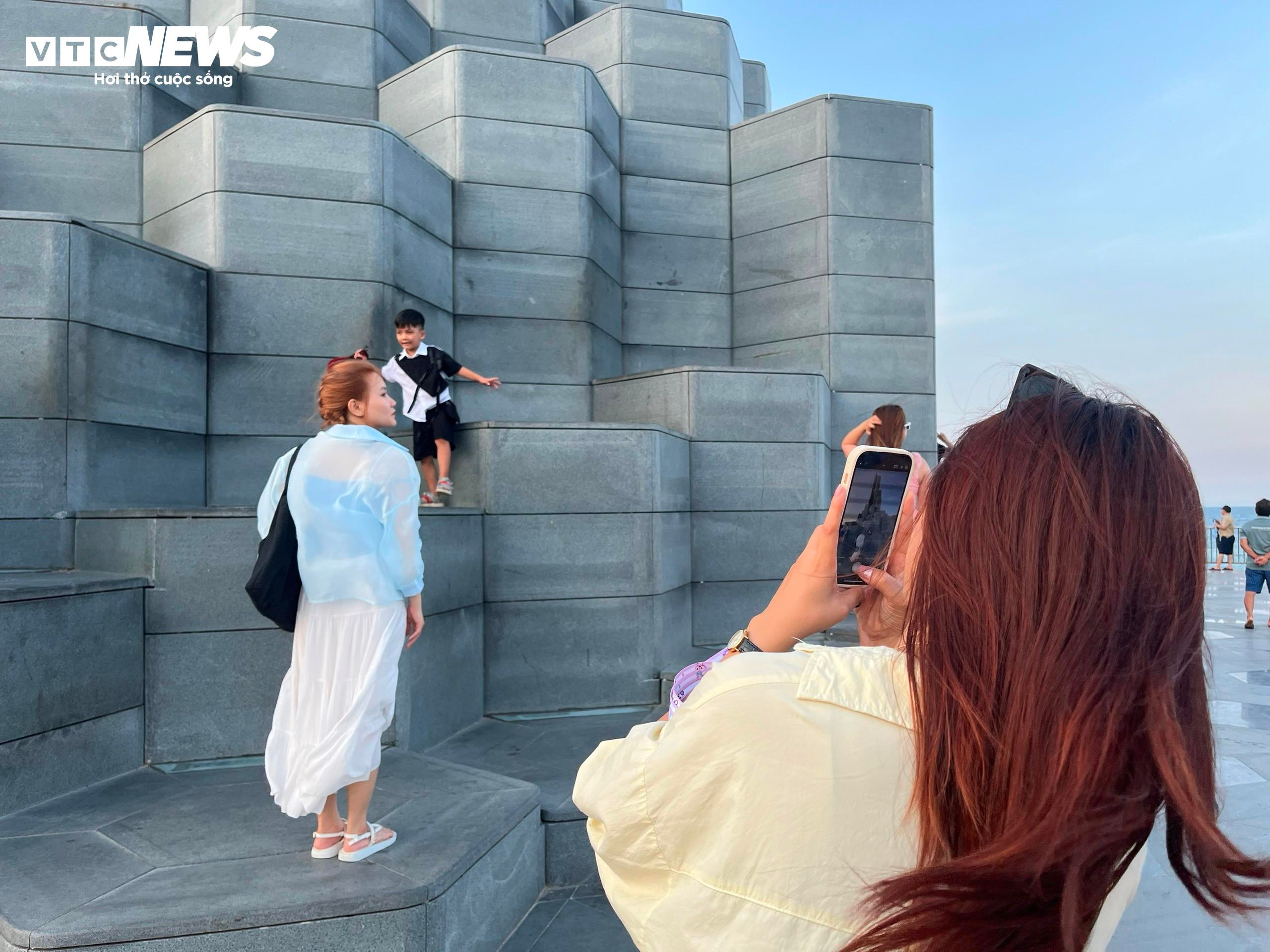 Các điểm du lịch ngày đầu nghỉ lễ: Nơi đông vui, chỗ vắng vẻ - 9