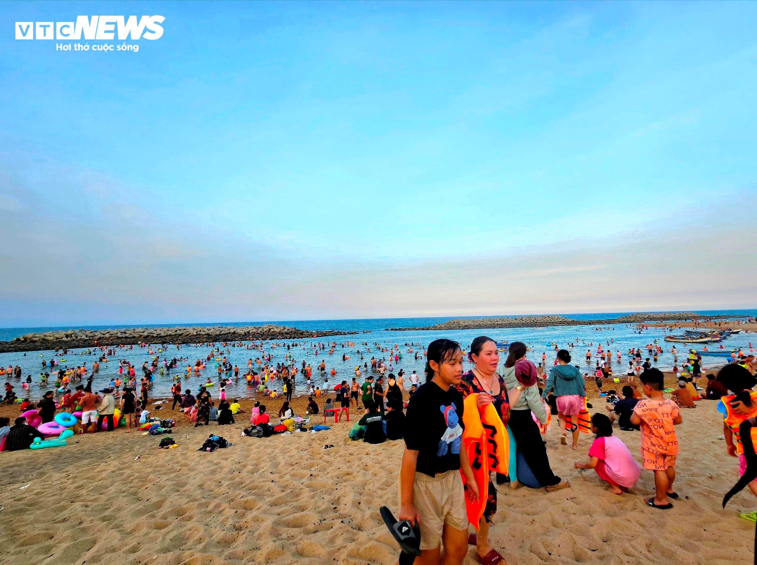 Các điểm du lịch ngày đầu nghỉ lễ: Nơi đông vui, chỗ vắng vẻ - 7