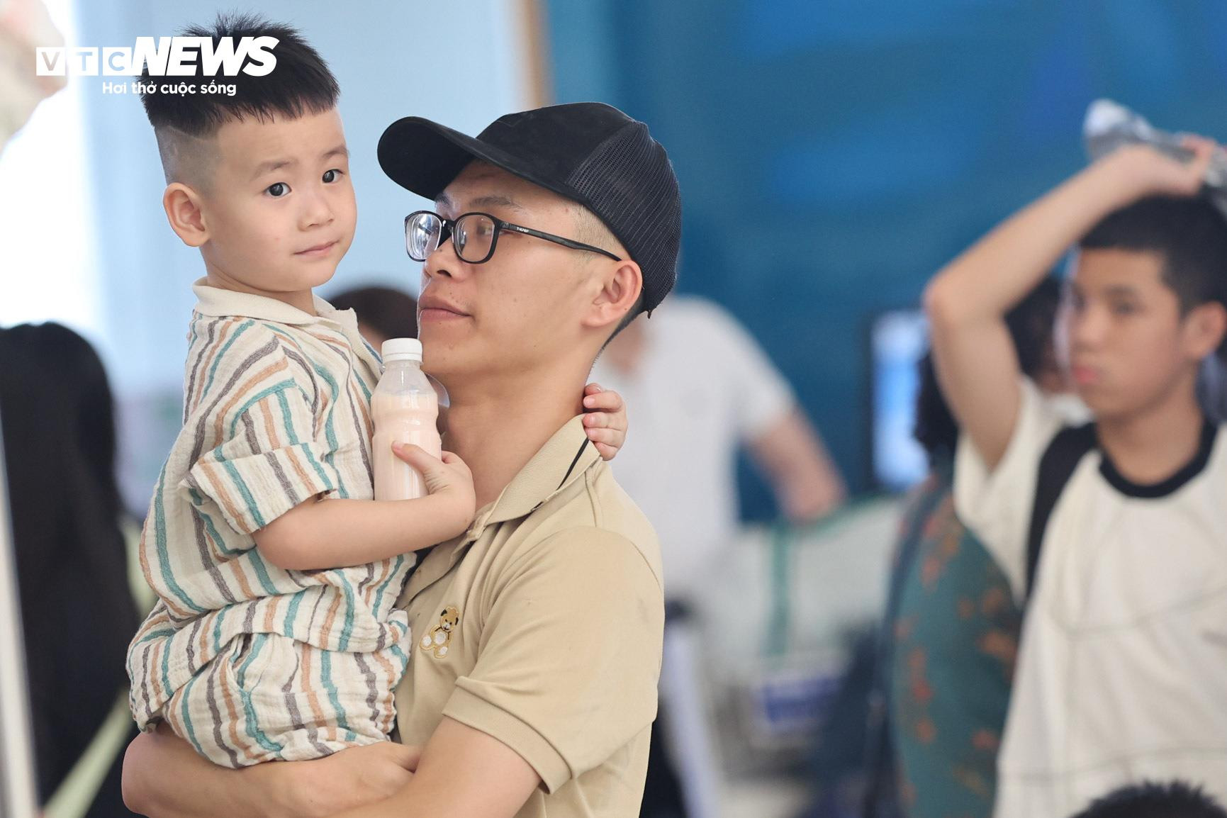 Mặc giá vé cao, sân bay Nội Bài chật kín người đi du lịch tứ phương - 7