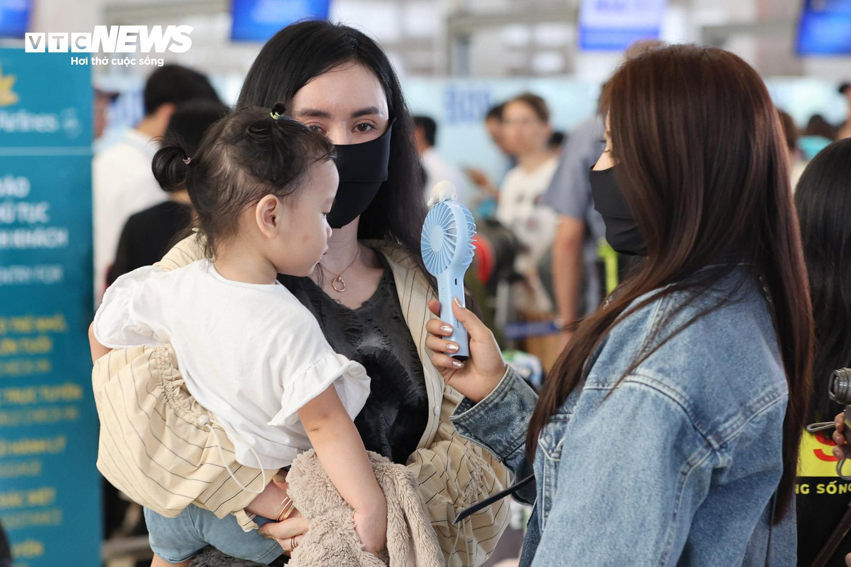 Mặc giá vé cao, sân bay Nội Bài chật kín người đi du lịch tứ phương - 8