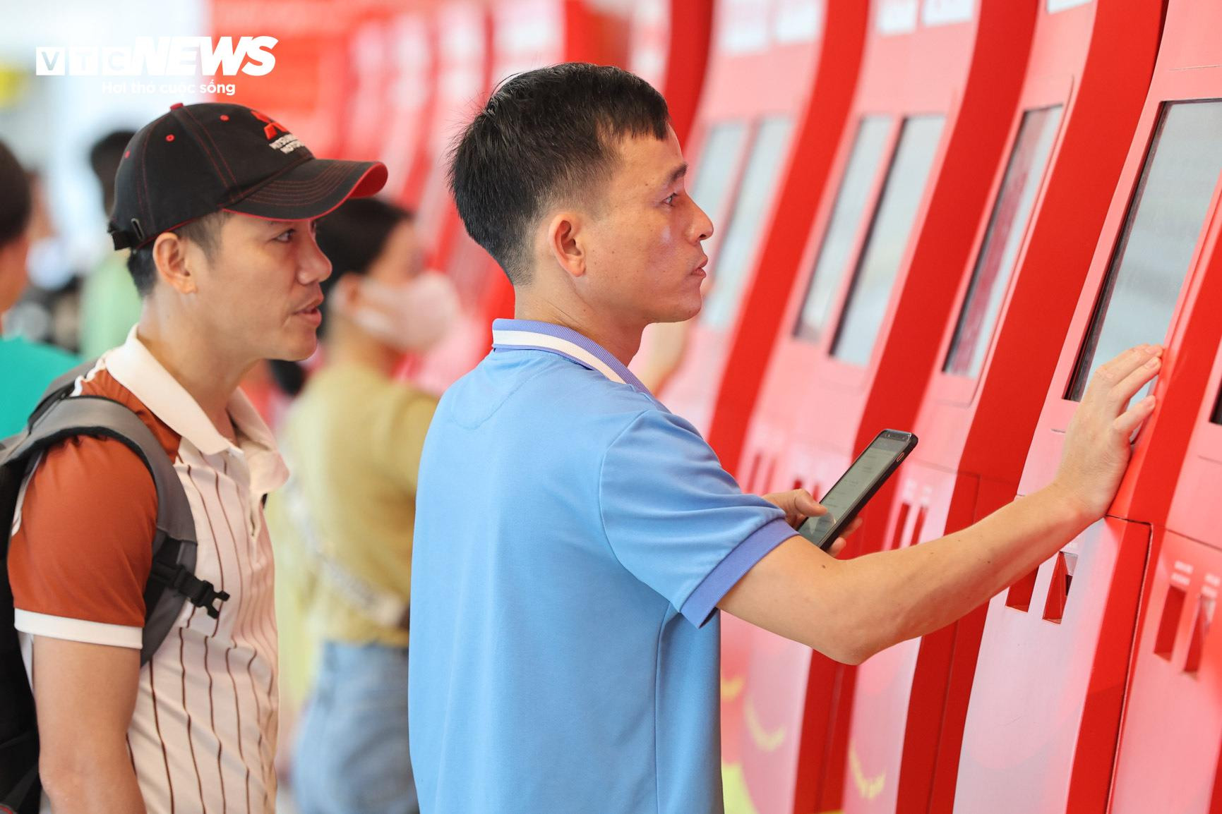 Mặc giá vé cao, sân bay Nội Bài chật kín người đi du lịch tứ phương - 11