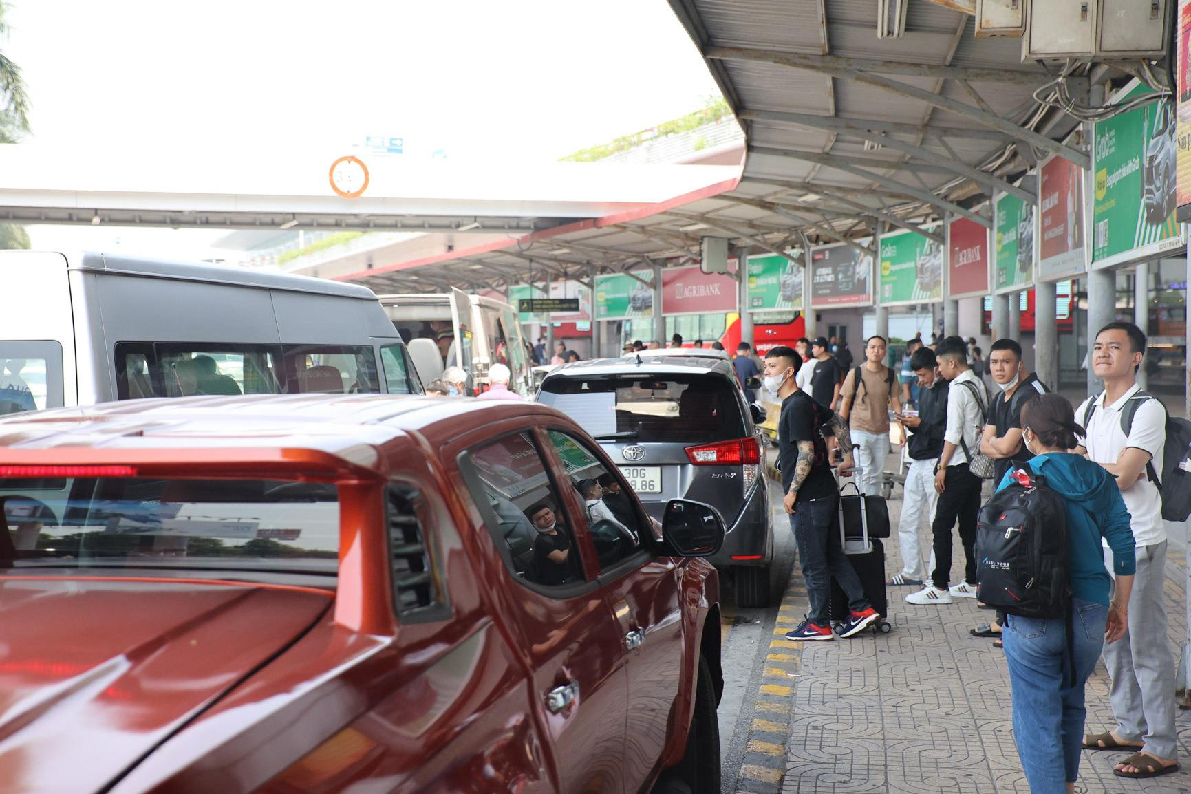 Mặc giá vé cao, sân bay Nội Bài chật kín người đi du lịch tứ phương - 1