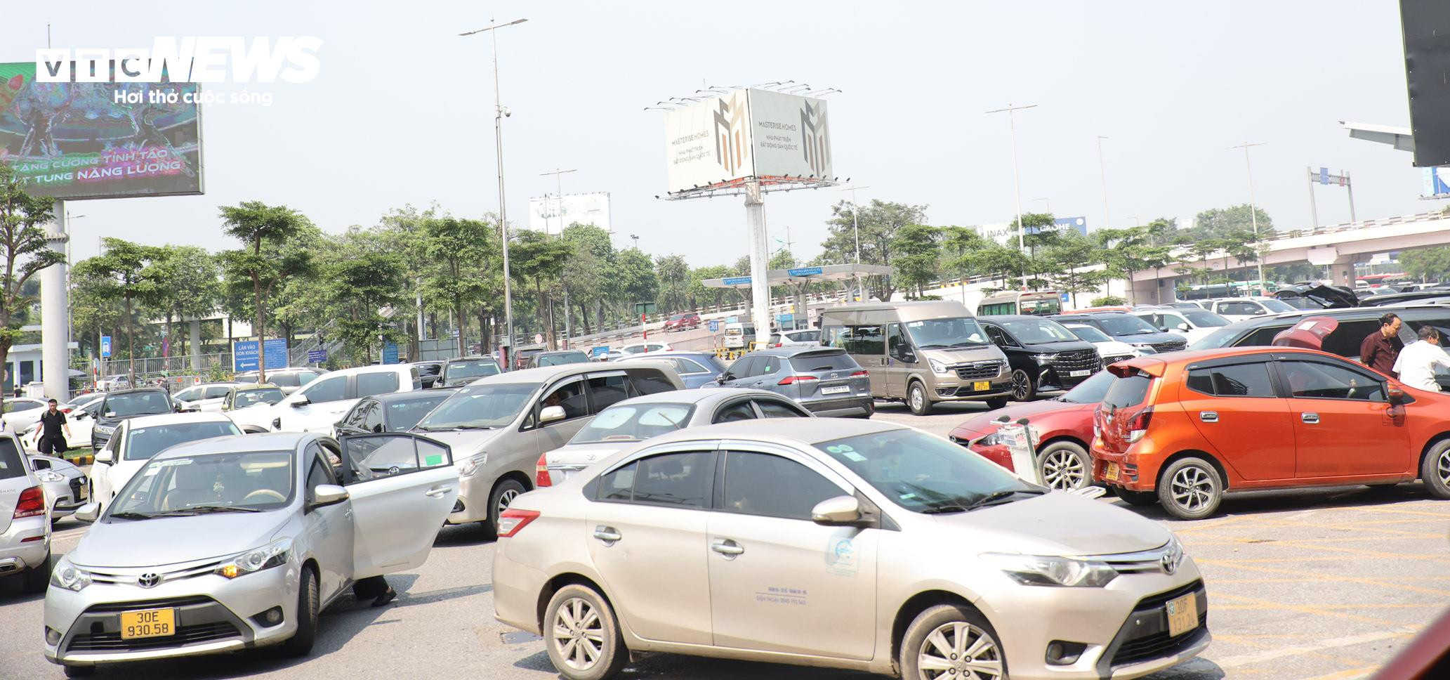 Mặc giá vé cao, sân bay Nội Bài chật kín người đi du lịch tứ phương - 2