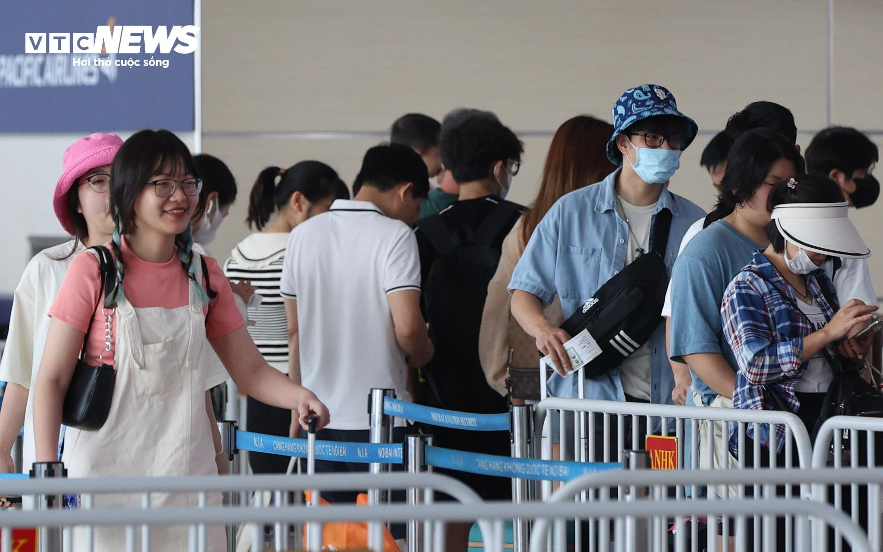 Mặc giá vé cao, sân bay Nội Bài chật kín người đi du lịch tứ phương - 12