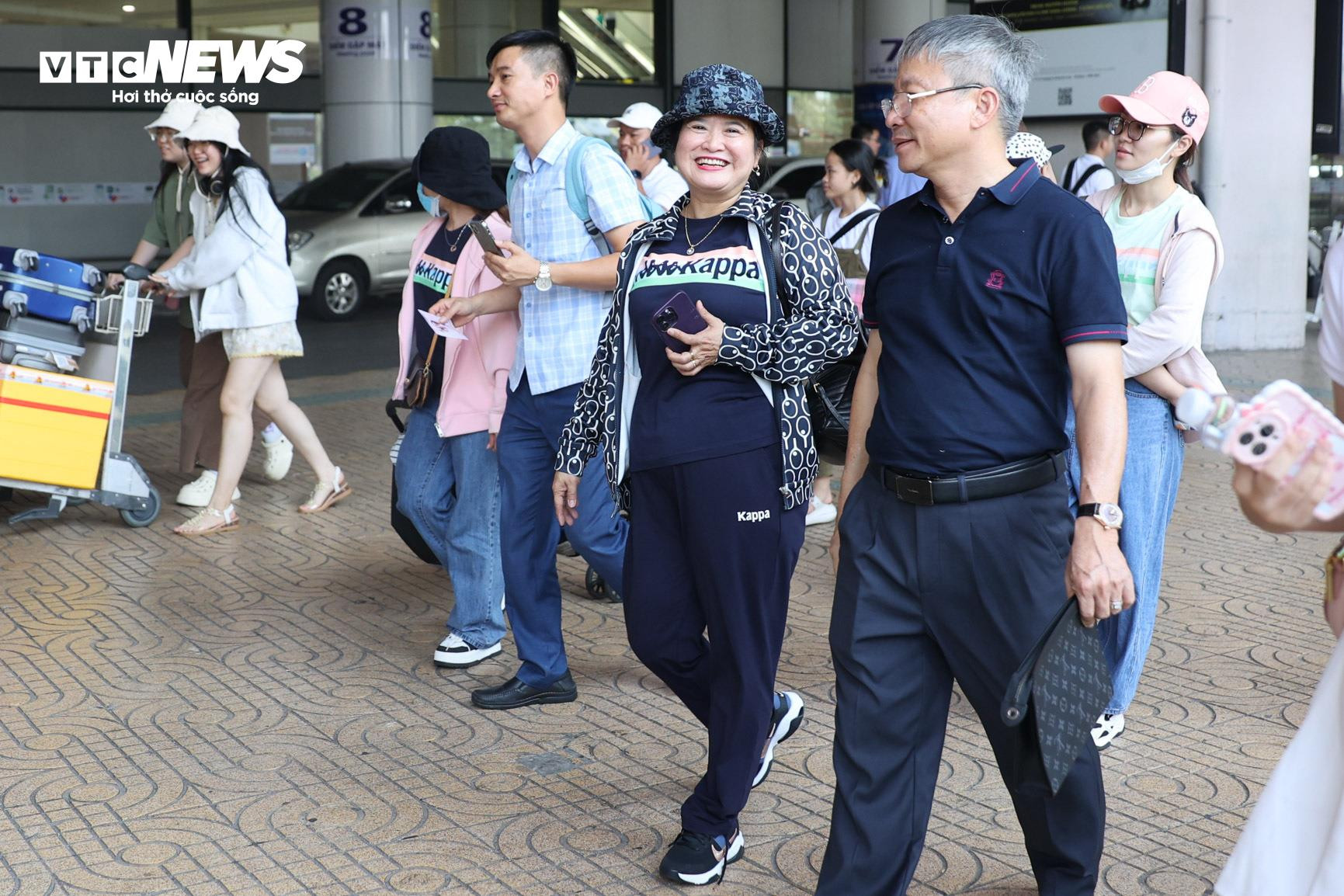 Mặc giá vé cao, sân bay Nội Bài chật kín người đi du lịch tứ phương - 5