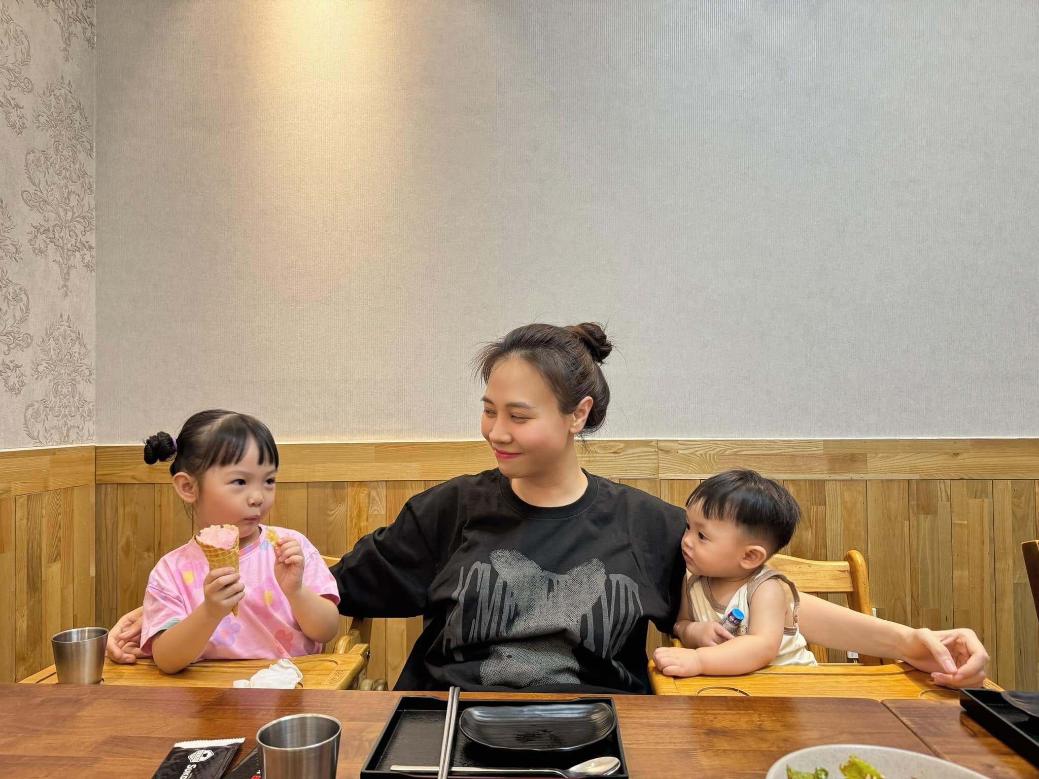 Sao Việt 29/4: Sơn Tùng khác lạ, Minh Hằng đẹp mặn mà sau sinh - 4