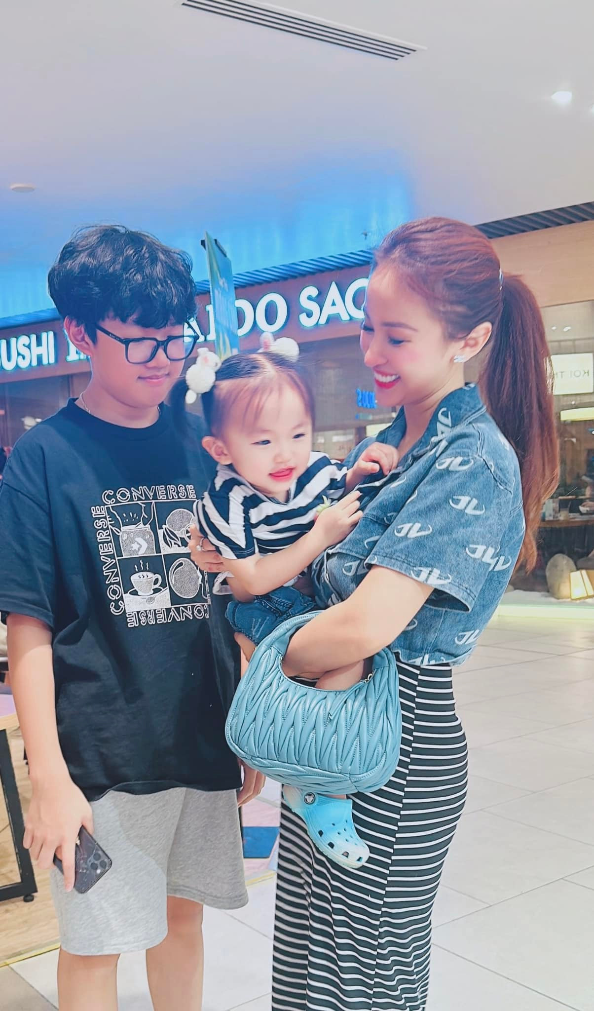 Sao Việt 29/4: Sơn Tùng khác lạ, Minh Hằng đẹp mặn mà sau sinh - 6