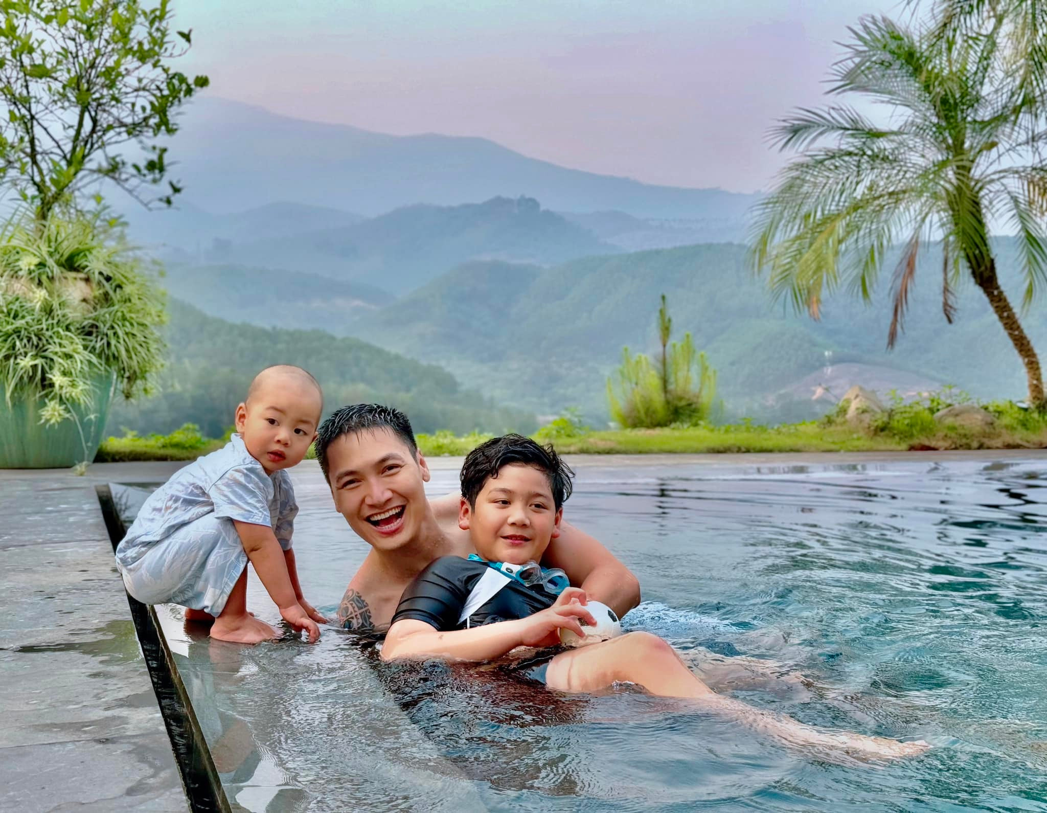 Sao Việt 29/4: Sơn Tùng khác lạ, Minh Hằng đẹp mặn mà sau sinh - 8