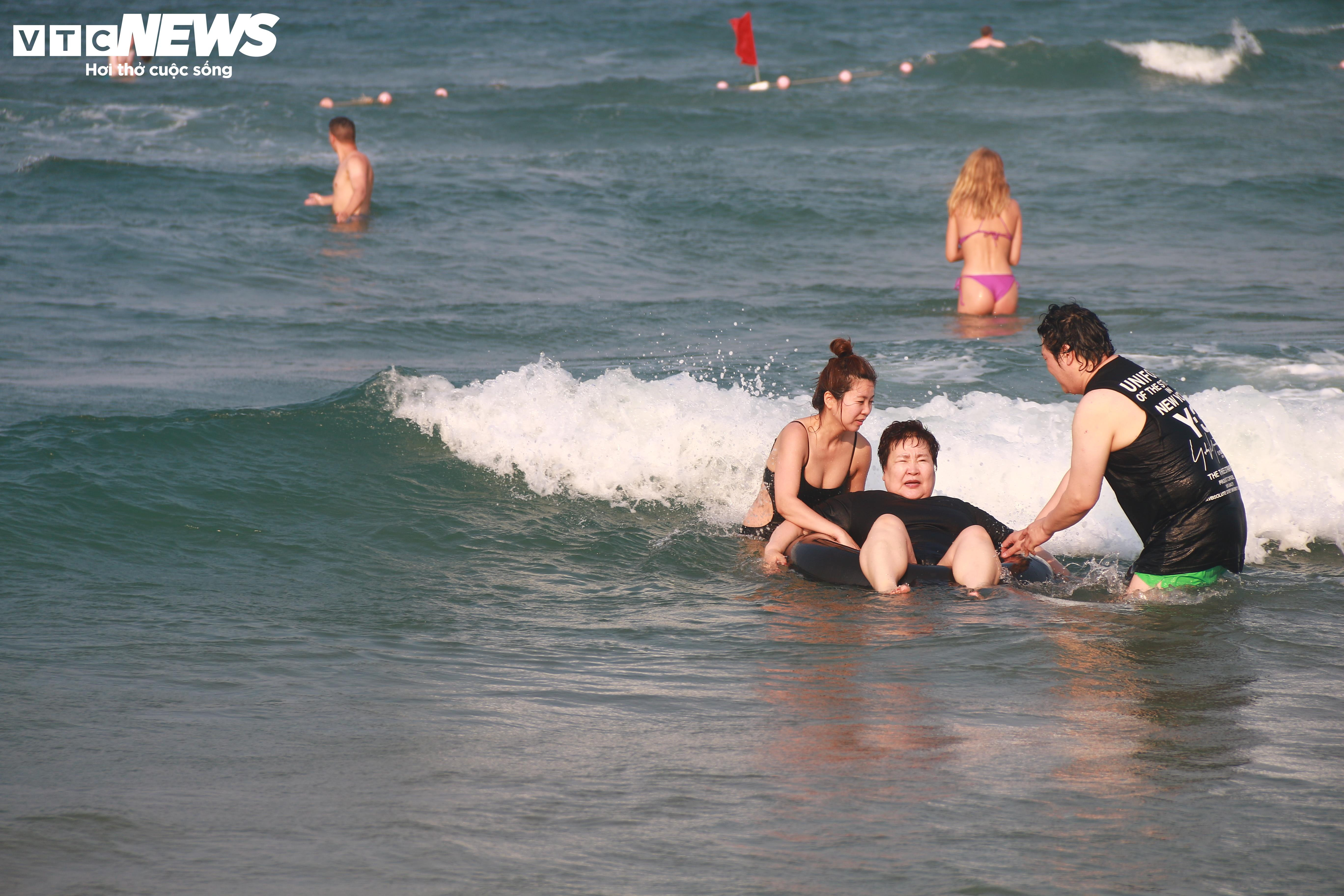 Bãi biển Quảng Nam 'đẹp nhất châu Á' đông khách quốc tế, vắng khách trong nước - 8