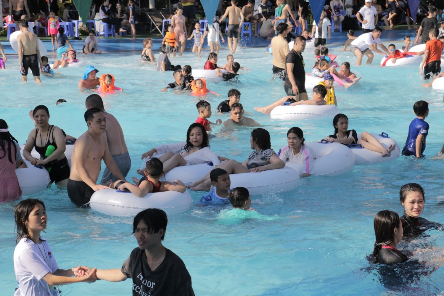 Nắng nóng 39 độ C, người TP.HCM đổ xô đi công viên nước giải nhiệt - 9
