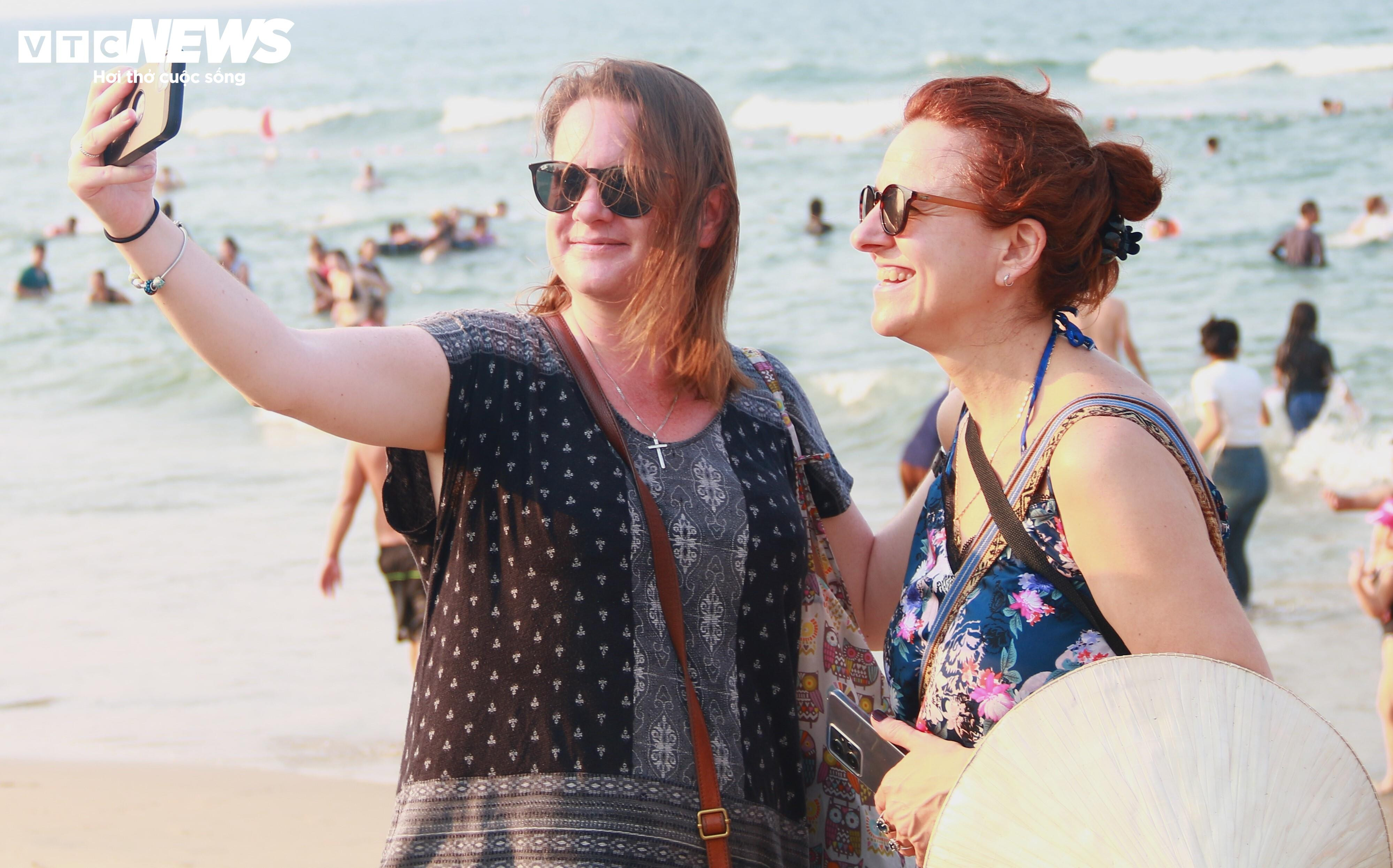 Bãi biển Quảng Nam 'đẹp nhất châu Á' đông khách quốc tế, vắng khách trong nước - 9