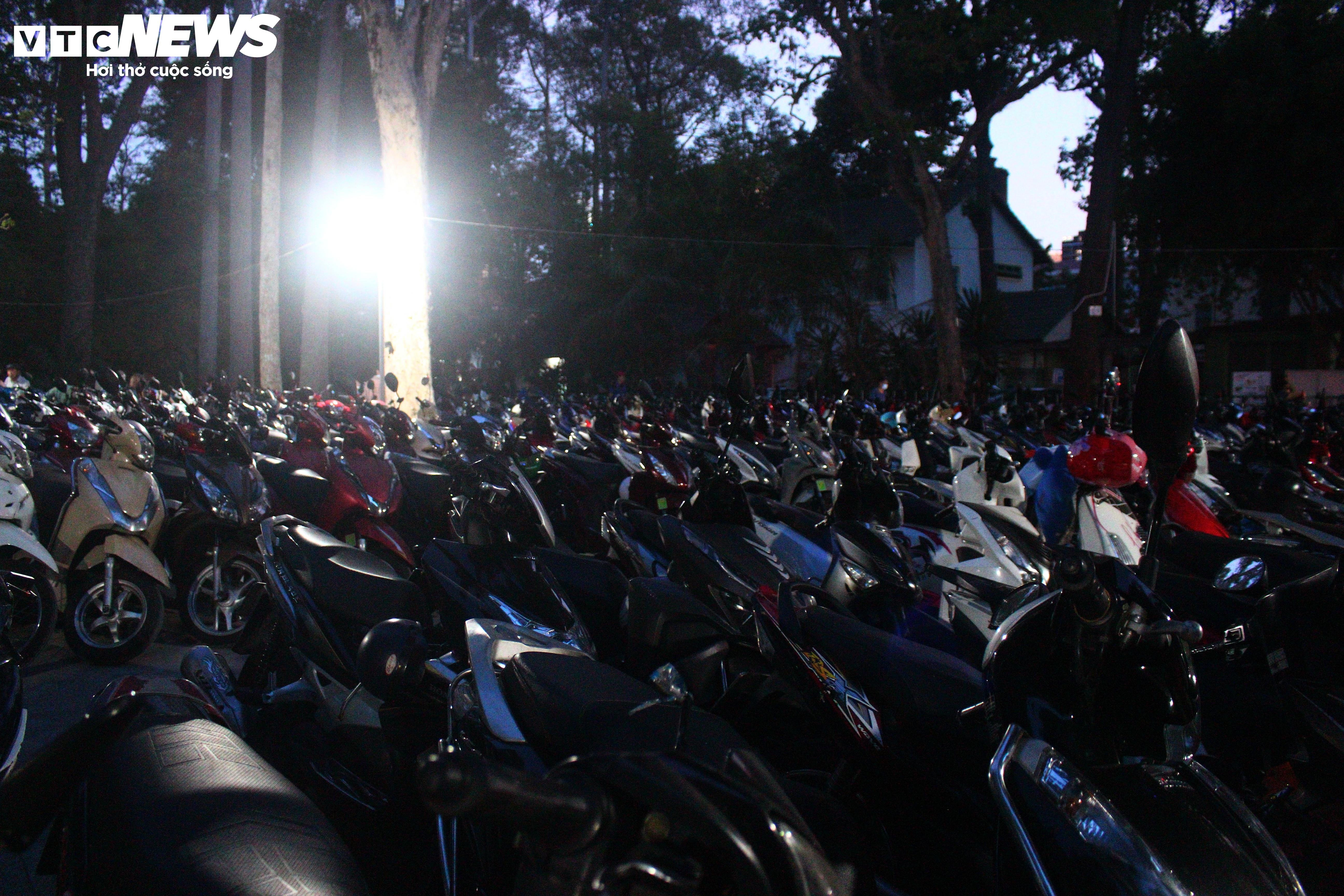 Nắng nóng gay gắt, Thảo Cầm Viên vắng khách dịp nghỉ lễ - 7