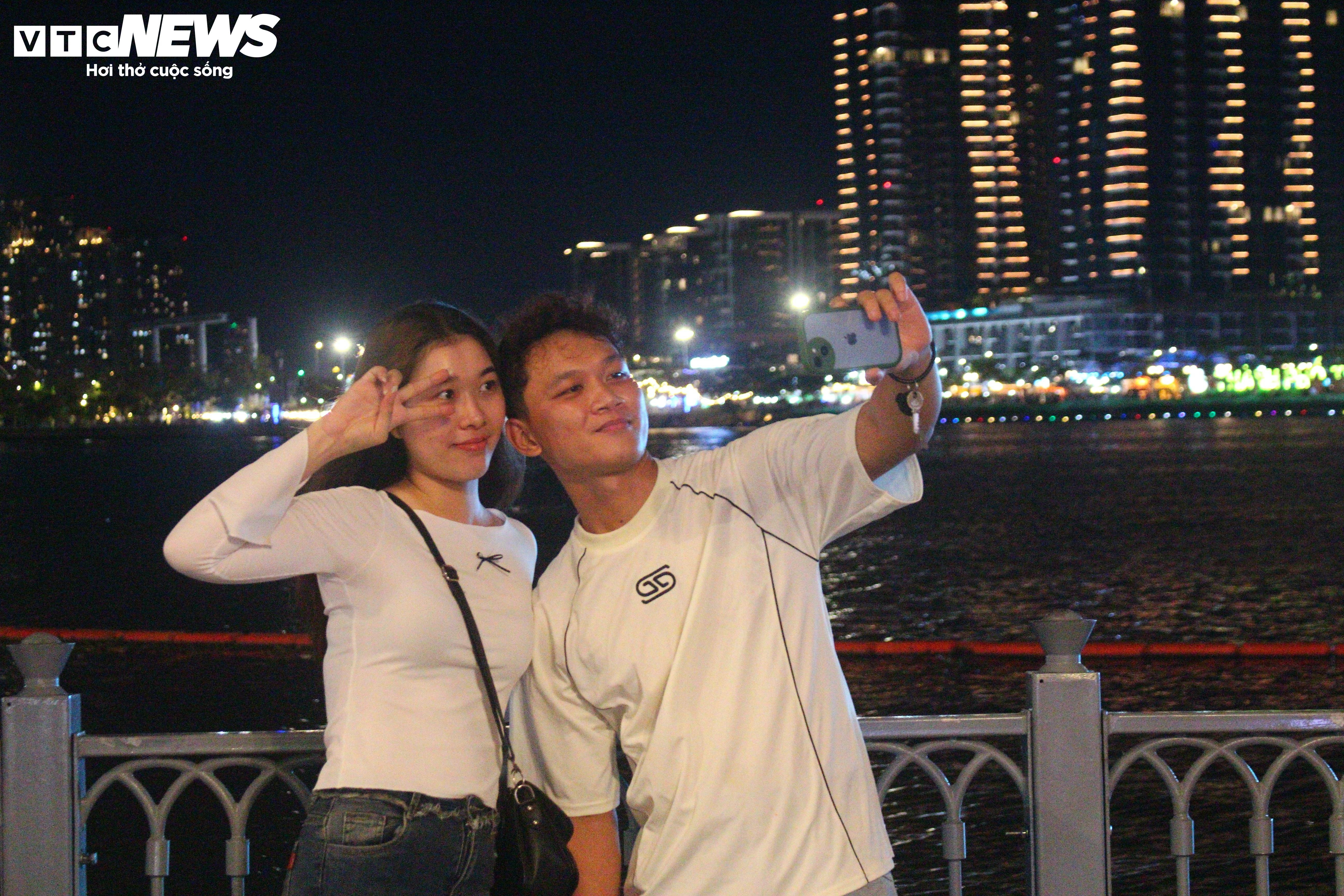 Nắng nóng gay gắt, Thảo Cầm Viên vắng khách dịp nghỉ lễ - 9