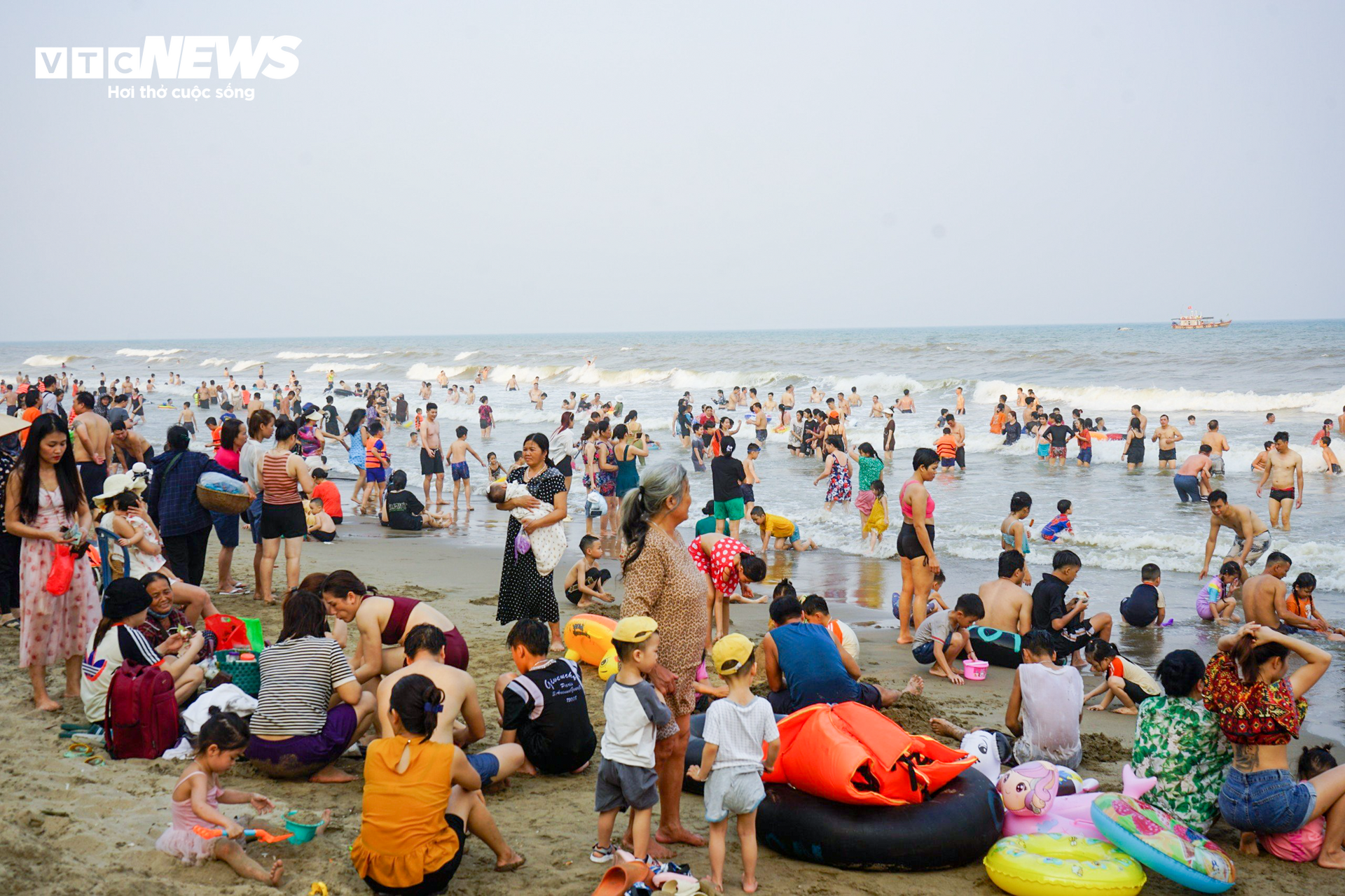 Vạn người đổ về bãi biển Sầm Sơn trong ngày nắng nóng đỉnh điểm - 9