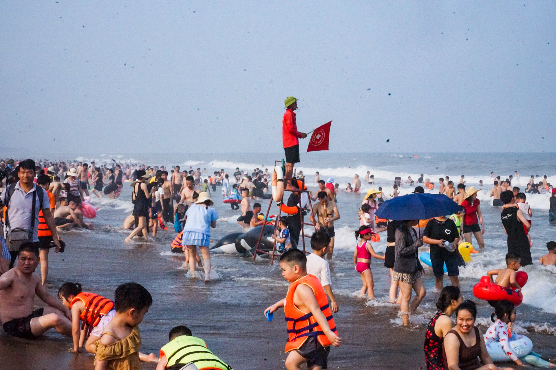 Vạn người đổ về bãi biển Sầm Sơn trong ngày nắng nóng đỉnh điểm - 11