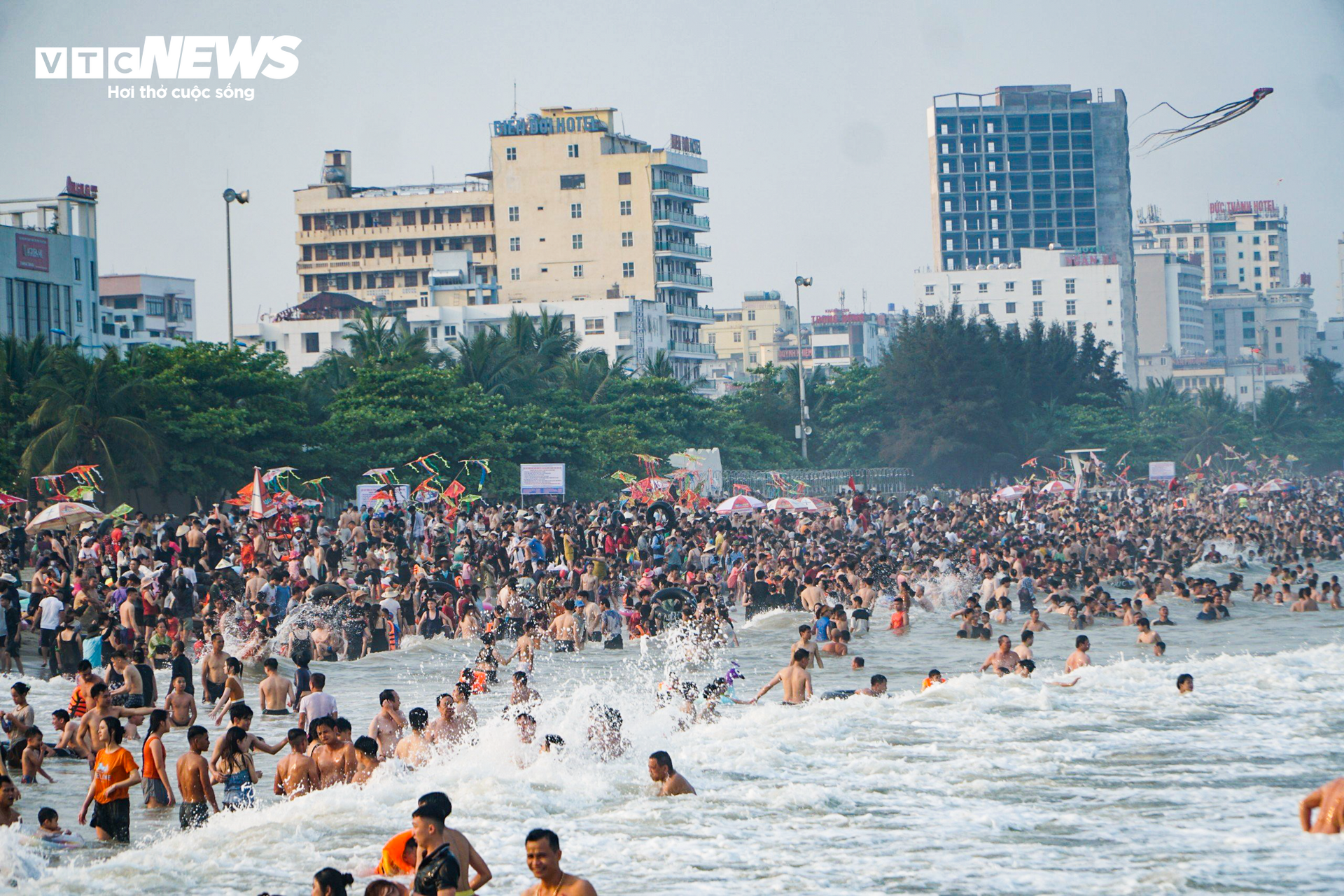 Vạn người đổ về bãi biển Sầm Sơn trong ngày nắng nóng đỉnh điểm - 14