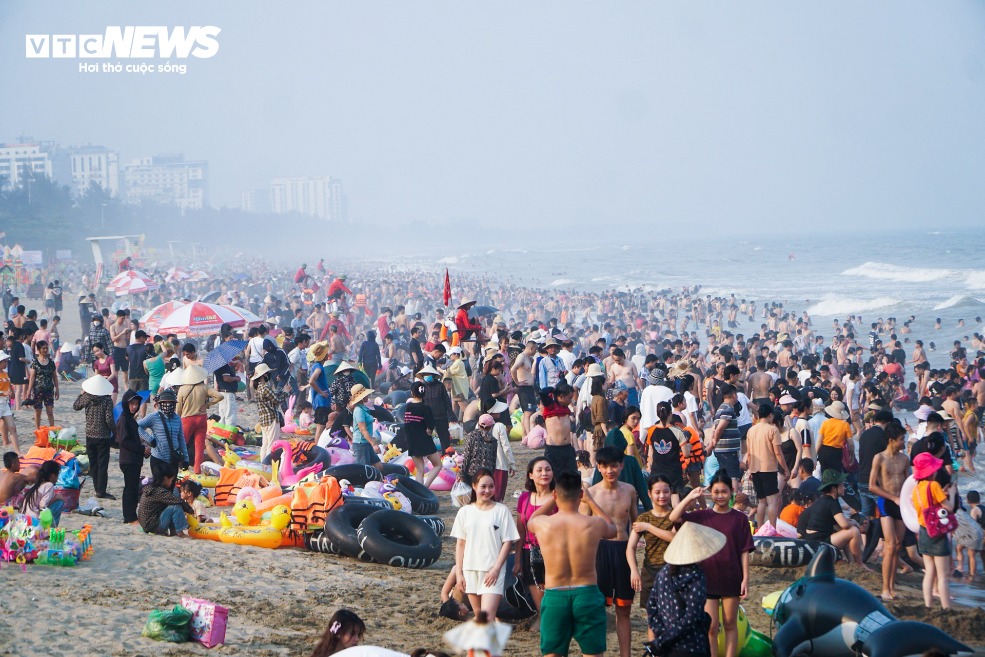 Vạn người đổ về bãi biển Sầm Sơn trong ngày nắng nóng đỉnh điểm - 7