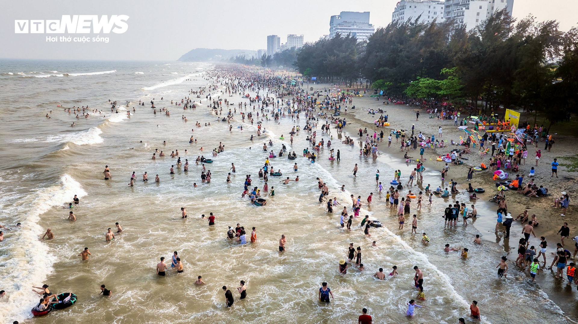 Vạn người đổ về bãi biển Sầm Sơn trong ngày nắng nóng đỉnh điểm - 13