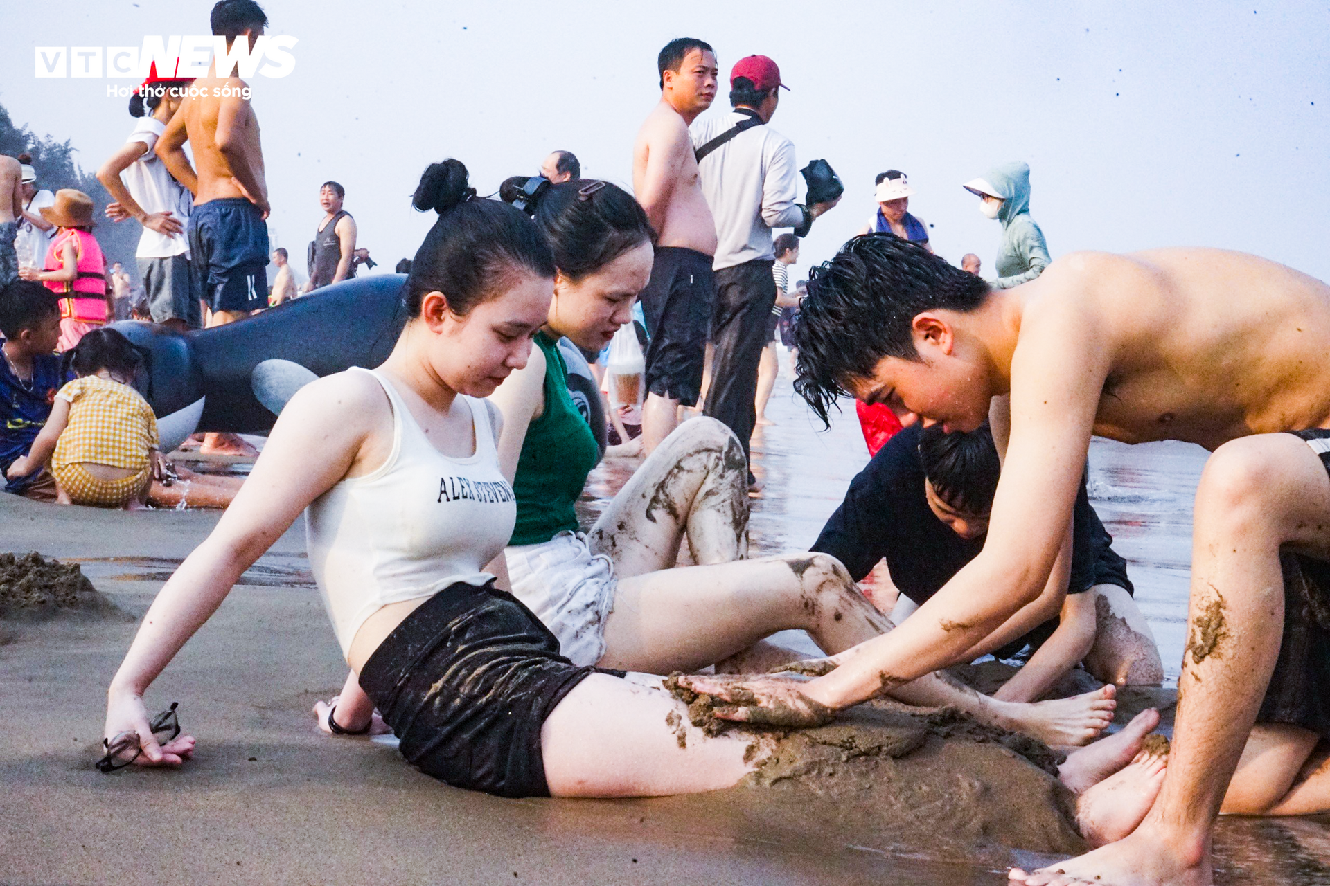Vạn người đổ về bãi biển Sầm Sơn trong ngày nắng nóng đỉnh điểm - 5