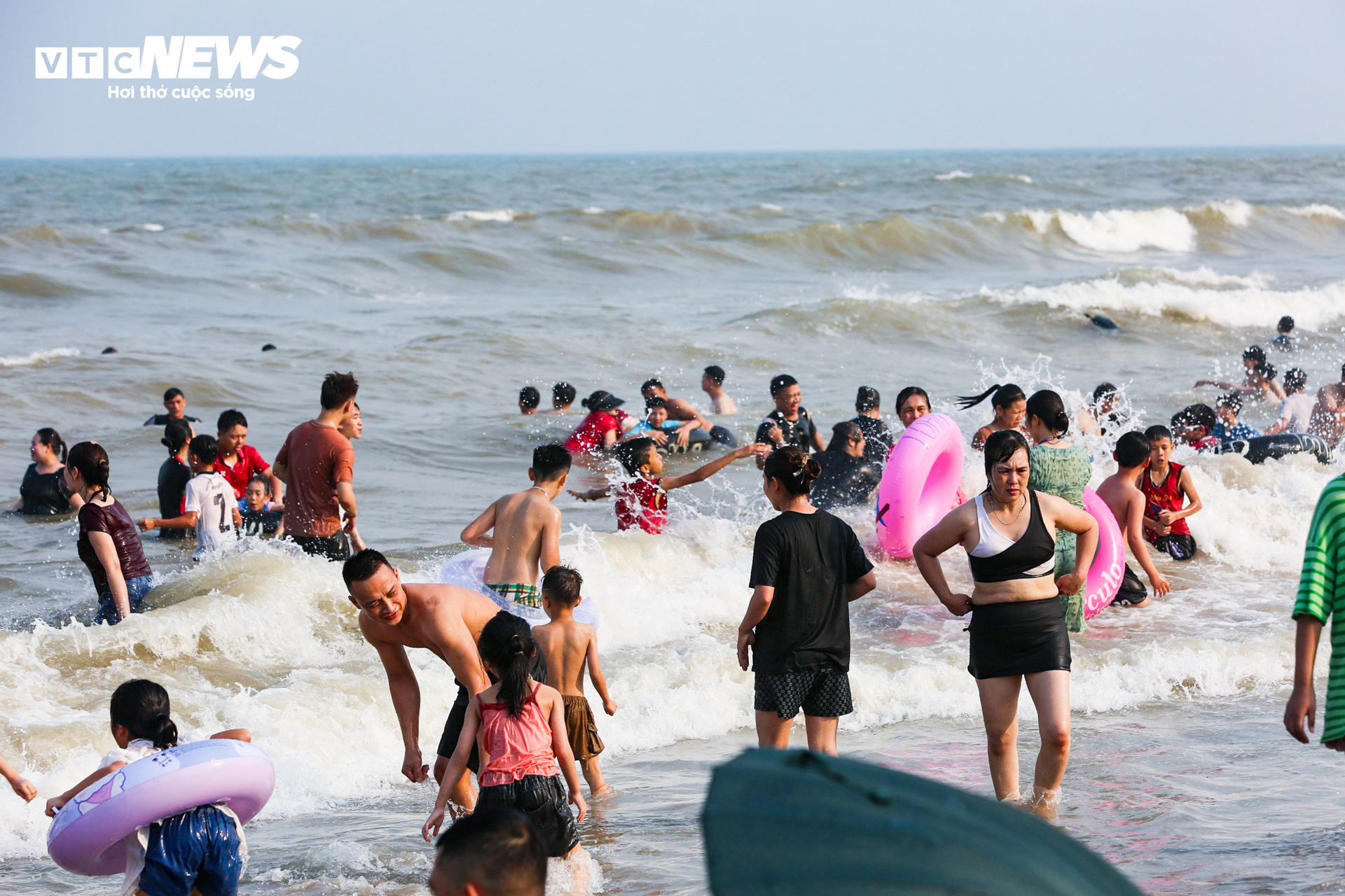 Vạn người đổ về bãi biển Sầm Sơn trong ngày nắng nóng đỉnh điểm - 8