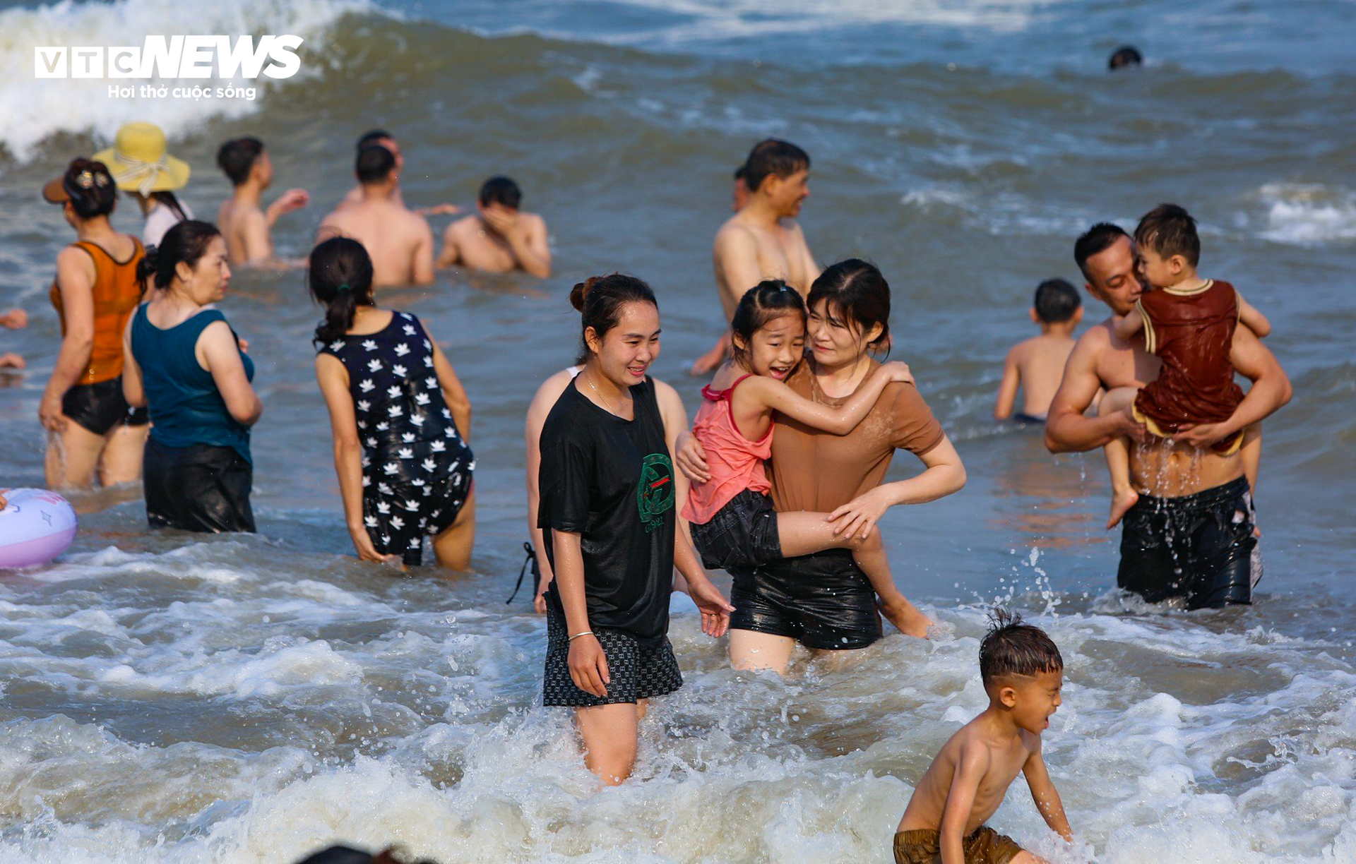 Vạn người đổ về bãi biển Sầm Sơn trong ngày nắng nóng đỉnh điểm - 6