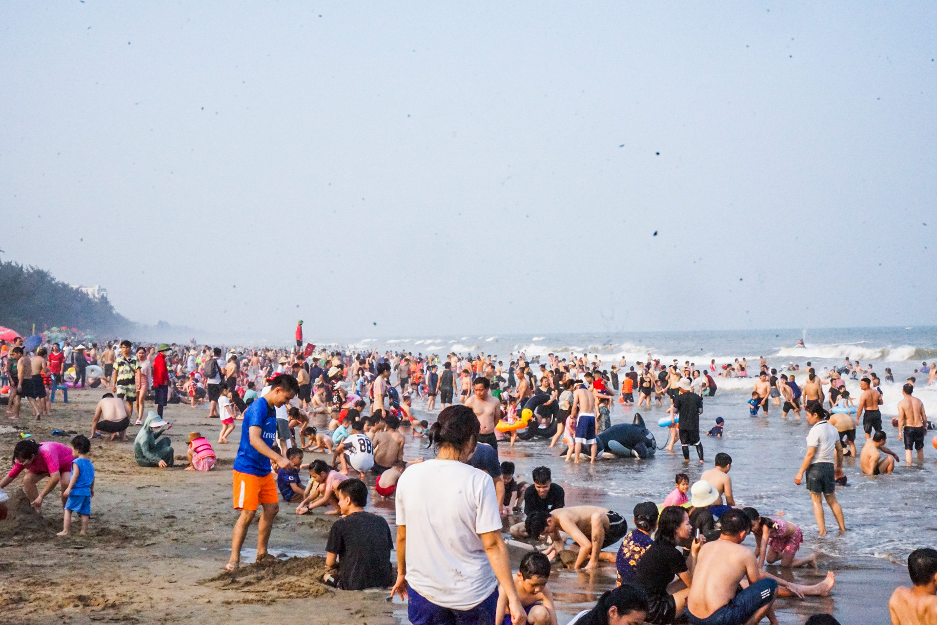 Vạn người đổ về bãi biển Sầm Sơn trong ngày nắng nóng đỉnh điểm - 3